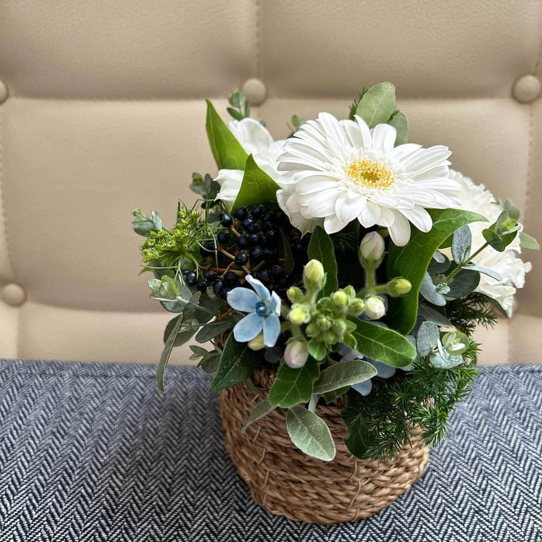 梅津有希子のインスタグラム：「「かわいかったから」と、なんでもない日に夫が買ってきてくれたお花。  最初はそのままアレンジメントで。数日経ったらグラスやジャムの空き瓶にバラして飾る🌹  冬はお花が長持ちしていいね😊  #花のある暮らし #お花」