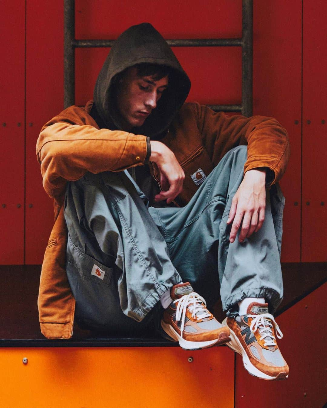 UNITED ARROWS & SONSのインスタグラム：「ㅤㅤㅤㅤㅤㅤㅤㅤㅤㅤ【Info 】 老舗ワークウェアブランド＜Carhartt（カーハート）＞のヨーロッパ発カジュアルライン＜Carhartt WIP（カーハート ワークインプログレス）＞と＜New Balance＞のコラボレーションスニーカーを11月18日(土)にオンラインストアにて発売いたします。  M990CH6 ¥39,600-  今回登場する ＜Carhartt WIP ＞× ＜New Balance＞990v6では、アッパーをグレーのメッシュとブラウンのスウェード＆レザーで構築。シュータンには Carharttのロゴを配し、サイドのNロゴはチャコール、ミッドソールはクリームカラーで仕上げています。  #UnitedArrowsAndSons #UnitedArrows」