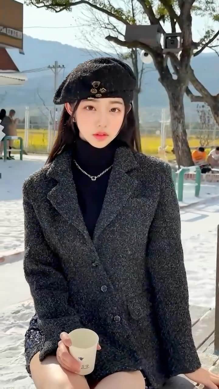 おおきなおともだち【AI美女】のインスタグラム：「雪も好きです #AIグラビア #AIイラスト #Alphoto #AI #aiphotography #AI美女 #kawaii #AIArtworks #brav5 #aiart #beauty #雪 Made from📸@hellofaceapp_official #Hellofaceapp #helloface #magicface」