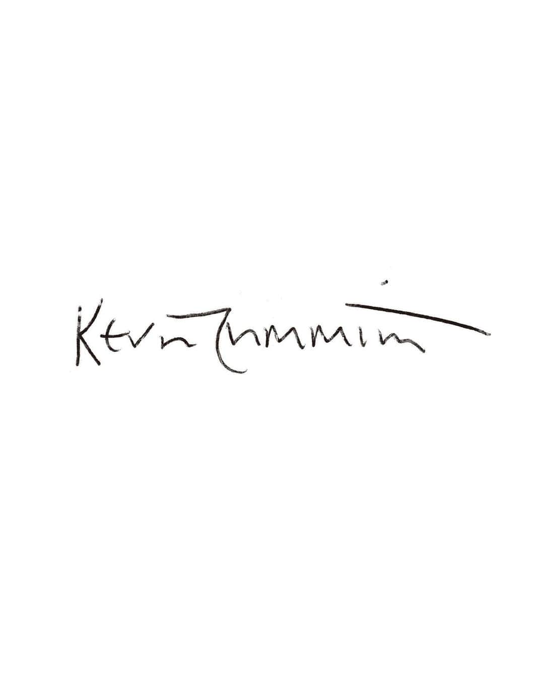 サイラスのインスタグラム：「【SILAS× KEVIN CUMMINS COLLABORATION】 UKの音楽雑誌 NME のオフィシャルフォトグラファー【 Kevin Cummins （ケヴィン・カミン ズ）】とのコラボレーションアイテムをリリース。 1983年 11 月 10 日にマンチェスターで行われた Public Image Ltd のライブパフォーマンスでの ショットを採用 。  ☑SILAS ⅹ KEVIN CUMMINS PIL PHOTO WIDE L/S TEE M,L,XL¥7,700  ☑SILAS ⅹ KEVIN CUMMINS PIL PHOTO SWEATSHIRT M ,L,XL ¥13,200  WEBSTORE califZOZOTOWNSILAS 取り扱い 店舗にて 発売中。  #silas#silasandmaria# サイラス ストリート ロンドンスト リート ストリートファッション メンズファッション 新作 KEVINCUMMINS # ケヴィンカミンズ」
