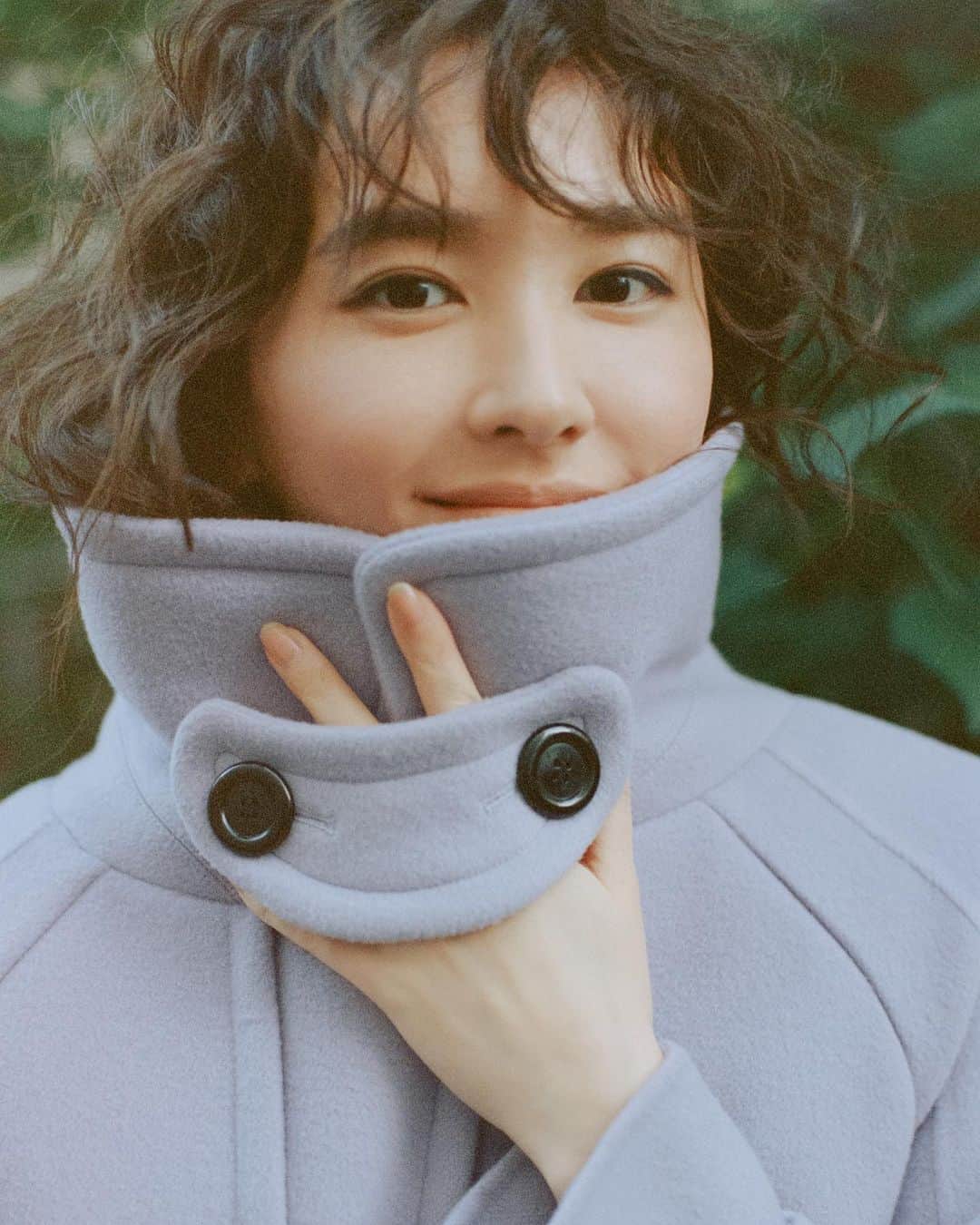 Rumchéさんのインスタグラム写真 - (RumchéInstagram)「#YuiAragaki in duffel coat & venus dress & macrame vest  DEW Magazine #48 Joy Issue Fall 2023  Photography @kisshomaru  Styling @kaori_912  Hair @miho_emo_  Make-up @annamisawa  Casting director @kayaxxi   🔗dewmagazine.com @dewmagazine   #dewmagazine #RUMCHE #新垣結衣」11月17日 12時06分 - rumche_official