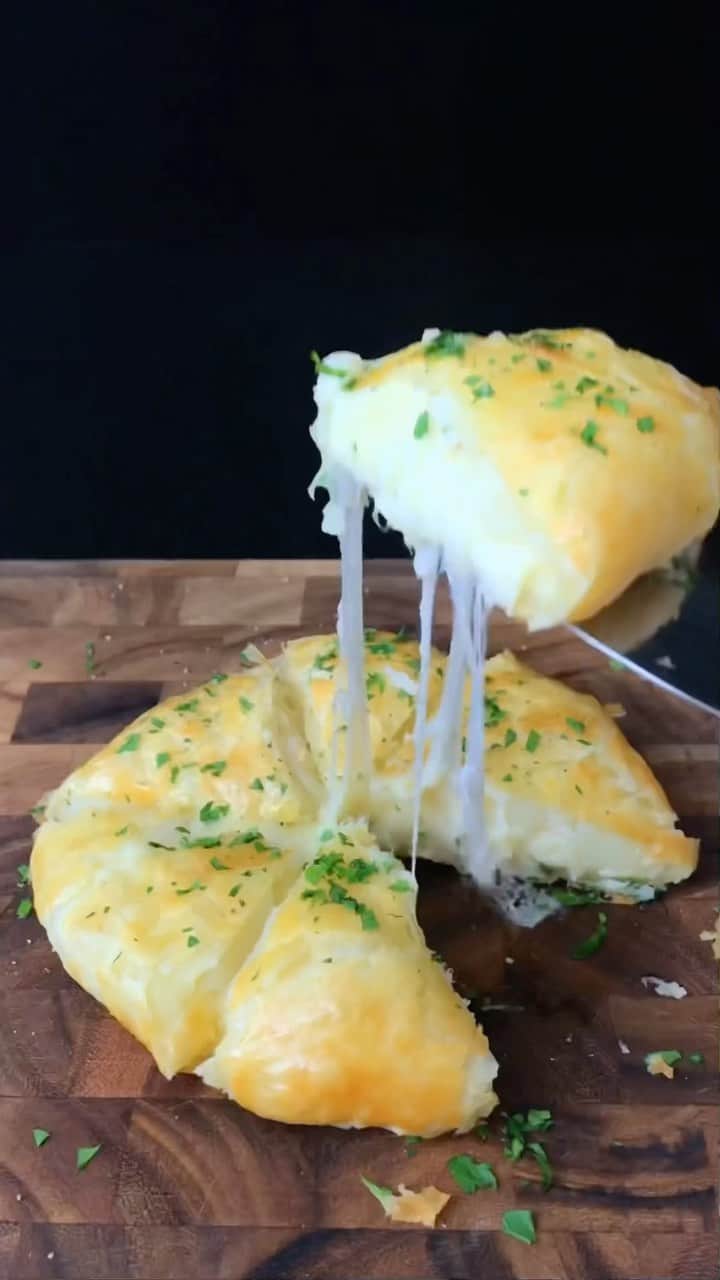 テイストメイドのインスタグラム：「冷凍パイシートの上で潰して包むだけ！簡単じゃがチーズパイ🧀❤️Potato Cheese Pie🥧  じゃがいもとチーズの組み合わせは間違いない！🥔🥧 肌寒い体をぽかぽかにしてくれる、 食べ応えもあって大満足な一品です☃️✨  ■材料 冷凍パイシート 1枚 じゃがいも 2個 チーズ 150g 塩 少々 胡椒 少々 卵 適量（艶出し用） パセリ 適量（トッピング用）   ■作り方 1. じゃがいもを茹でる。 2. 解凍したパイシートにじゃがいもを並べて潰す。 3. チーズをのせる。 4. パイシートを軽く引っ張りながらつまむようにして包んだら、ひっくり返して閉じ目を下にする。 5. 表面に溶き卵を塗り、200℃のオーブンで20~30分焼く。  Ingredients: Frozen puff pastry sheet: 1 sheet Potatoes: 2 Cheese: 150g Salt: a pinch Pepper: a pinch Egg: as needed (for gloss) Parsley: as needed (for topping)  Steps: 1. Boil the potatoes. 2. On a thawed puff pastry sheet, arrange and mash the boiled potatoes. 3. Place the cheese on top. 4. Fold the puff pastry over the filling, pulling lightly to seal, then flip it over with the closed side facing down. 5. Brush the surface with beaten egg and bake in a preheated oven at 200°C for 20-30 minutes.  #テイストメイド #料理 #cooking #recipe  #レシピ #簡単レシピ #おうちご飯 #おうちごはん  #手作りスイーツ  #パーティーレシピ ⁠  #揚げ物  #potatoes #pie #cheesepie #パイ #パイレシピ #チーズパイ #チーズ #チーズレシピ #じゃがいもチーズ #裏技 ⁠#ジャガイモ #じゃがいも #じゃがいもレシピ  #ポテト  #ビール  #冬 #華金 #クリスマス #冷凍パイシート」
