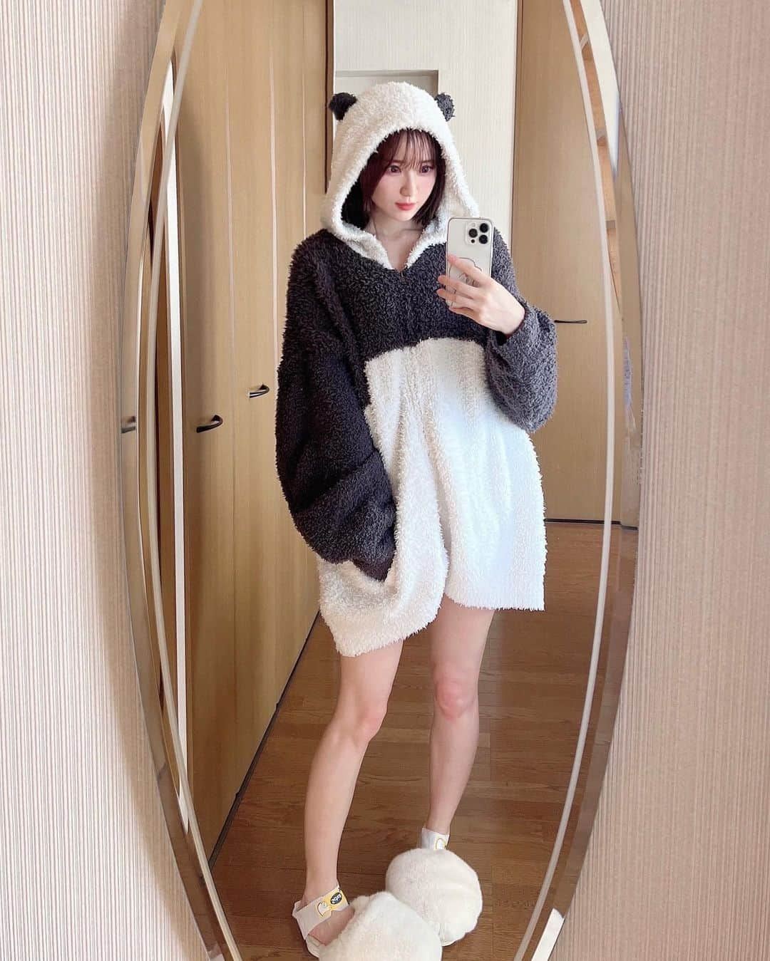 小越しほみさんのインスタグラム写真 - (小越しほみInstagram)「そろそろパンダになる季節が来ました🐼  寒くなってきて乾燥も気になるよねぇ💭  かかとの乾燥が特に気になるから最近 Dr.Scholl @dr.scholl_japan ドクター・ショール  かかとピーリングマスクをよく使ってるよ🧦  装着簡単だしかかとだけに高密着してくれるから ペディキュアにも影響しないの👏🏻  尿素配合でピーリング後も潤いが続くし 続けてみたらすべすべになってきて嬉しい✨  かかとって何使えばいいかわからなかったけど これはとにかくお手軽だから引き続き使ってみる👼🏻  .  .  .  .  .  .  #PR #drscholl #ドクターショール #ピーリング #フットケア #ターンオーバー #角質 #角質ケア #かかとケア #かかと角質 #かかと荒れ #かかと割れ #かかとピーリングマスク #美容 #ボディケア #かかと #美容好き #美容女子 #美容ルーティン #パジャマ #ぱじゃま #パジャマ女子 #パジャマ姿 #もこもこパジャマ #パンダパジャマ #ぱんだ #パンダ #ルームウェア #roomwear #ルームウェア女子」11月17日 12時08分 - shihomi1129