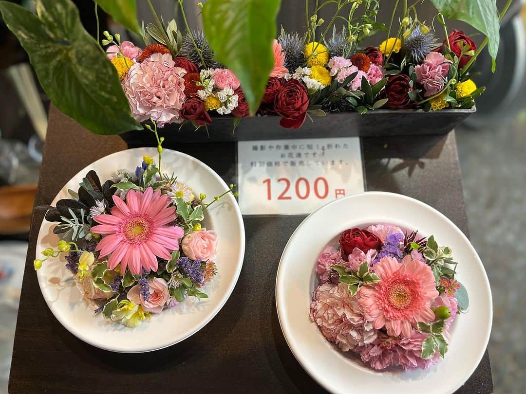 MILLE ECLAT.のインスタグラム：「今日の勿体無いシリーズです✨🌸 . ロングのアレンジメントは3300円☺️ . お皿は1200円です♪」