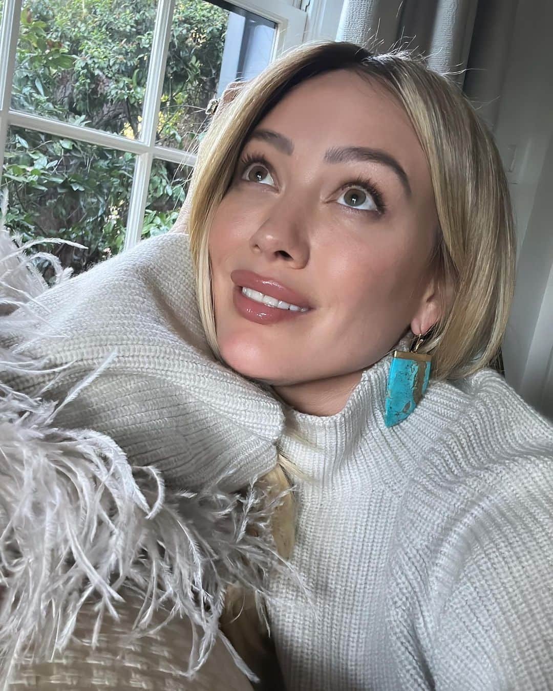 ヒラリー・ダフさんのインスタグラム写真 - (ヒラリー・ダフInstagram)「Love these soft tones today. I pull these earrings out a few times a year and let them win over my normal gold hoops. Also the sweater is screaming holiday season isn’t it?!! @switchboutique @nikkilee901 @karayoshimotobua ♥️ you guys for getting a girl to her best」11月17日 12時10分 - hilaryduff