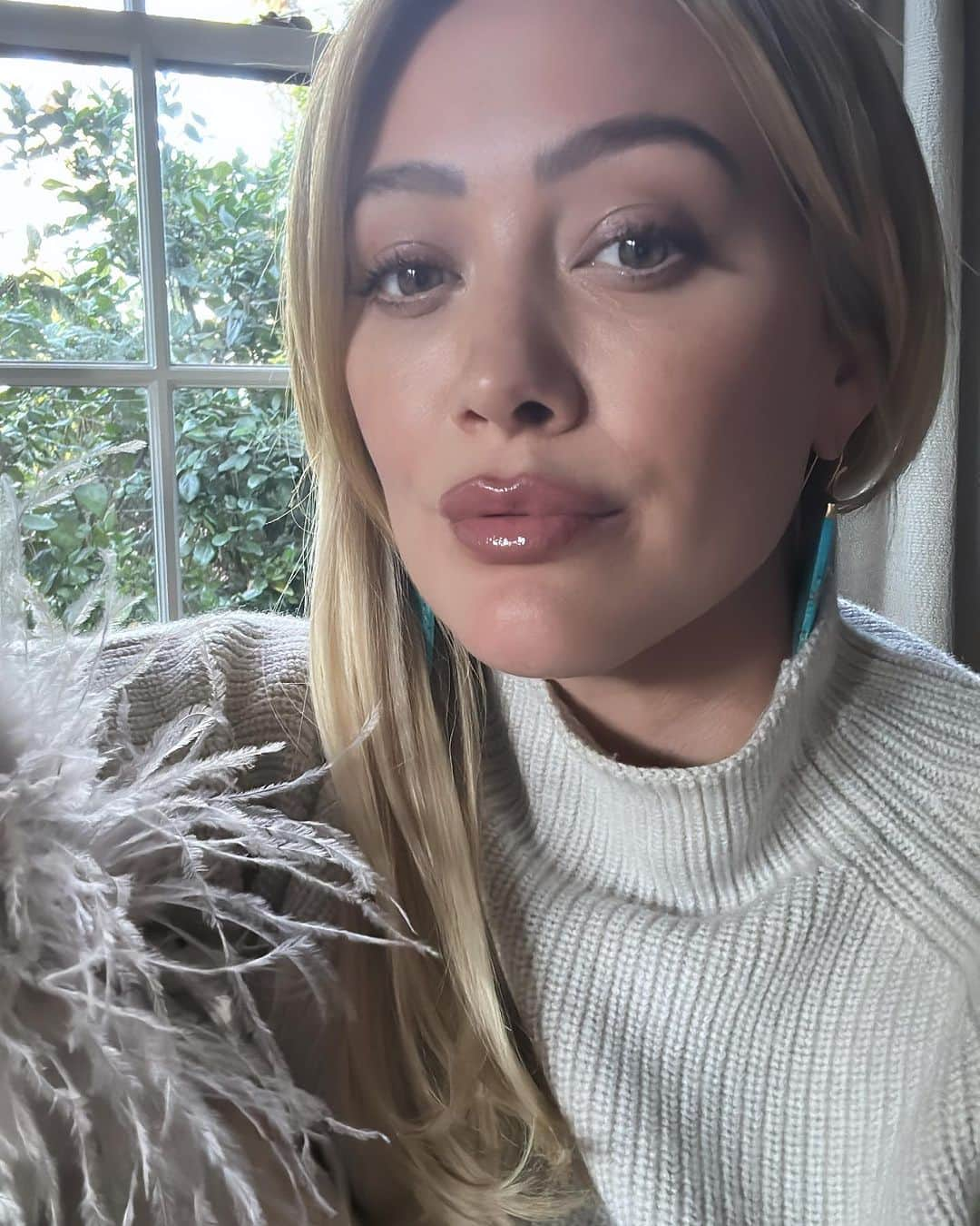 ヒラリー・ダフさんのインスタグラム写真 - (ヒラリー・ダフInstagram)「Love these soft tones today. I pull these earrings out a few times a year and let them win over my normal gold hoops. Also the sweater is screaming holiday season isn’t it?!! @switchboutique @nikkilee901 @karayoshimotobua ♥️ you guys for getting a girl to her best」11月17日 12時10分 - hilaryduff