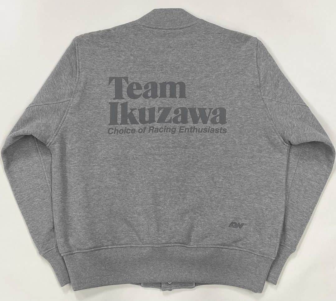ループウィラーさんのインスタグラム写真 - (ループウィラーInstagram)「. 「LOOPWHEELER for Team Ikuzawa」 本日よりLOOPWHEELER for Team  Ikuzawa 3型を発売致します。 1型目はLOOPWHEELER for Team  Ikuzawa スタジャンになります。 素材はLWライト30/9吊り裏毛を使用しています。 カラーはグレーメランジとブラックの2カラー展開となります。 サイズはS〜XLまでの4サイズ展開で販売価格は55,000円(税込)となります。  是非ご覧ください。  Today, we are launching the LOOPWHEELER for Team Ikuzawa. The first model is the LOOPWHEELER for Team Ikuzawa Stadium Jacket. We use LW Light 30/9 fabric as the material. It comes in two colors: Grey Melange and Black. Sizes range from S to XL, and the selling price is 55,000 yen (tax included).  Please have a look.  #teamikuzawa #loopwheelersendagaya  #loopwheeler #tsuriami #sweat #ループウィラー千駄ヶ谷 #ループウィラー #吊り編み #スウェット」11月17日 12時10分 - loopwheeler_official