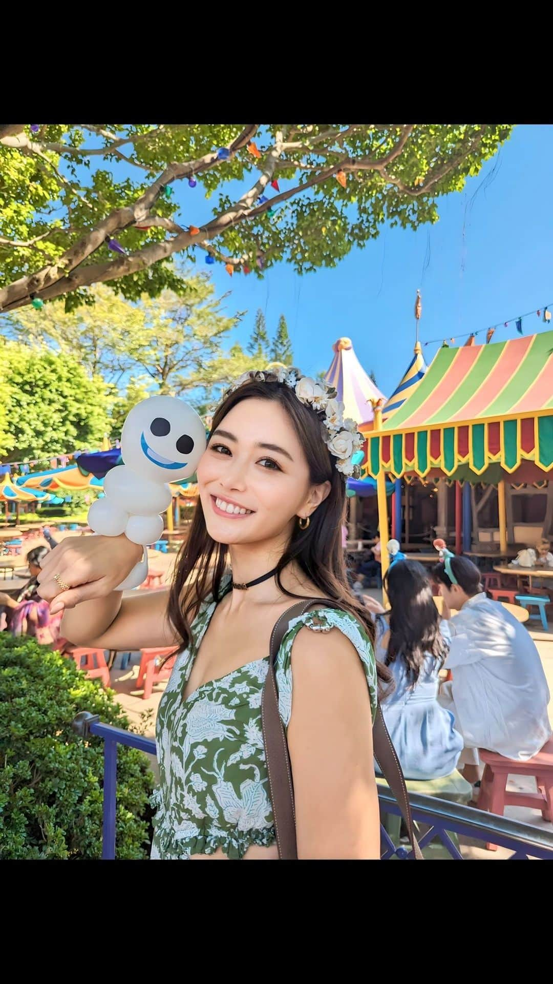 石井里奈のインスタグラム：「香港ディズニーランドのアナ雪エリア World of Frozenに入る前にエルサのベストフレンドのスノーギースのバルーンアートをつくってもらいました⛄️ . スノーギースはアナ雪2でエルサがくしゃみをしてできたら雪だるまのお友達。と言うことでわたしもくしゃみを笑 . 英語でハクションはAchoo（アチュー！）⛄️ みんなもぜひくしゃみしてバルーンゲットしてみて🎈⛄️ . 可愛いー⛄️今回でよりアナ雪好きになりました💕 . #香港ディズニーランド #hongkongdisneyland #ディズニーランド #frozen #アナと雪の女王 #アナと雪の女王2 #スノーギース #バルーンアート #balloon #balloonart #snowgeese #ディズニー情報 #ディズニー好き」