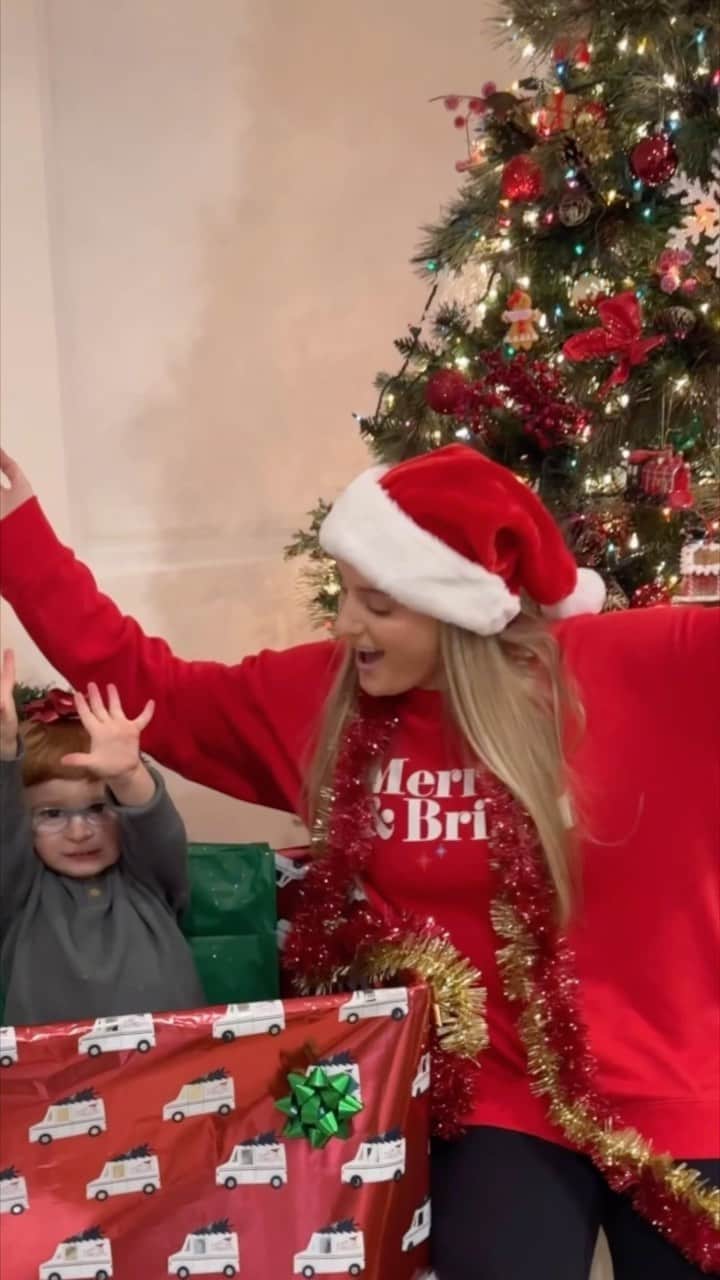 メーガン・トレイナーのインスタグラム：「It’s time! #WrapMeUp w/ @meghantrainor out tonight at midnight!!🎄 #Christmas2023」