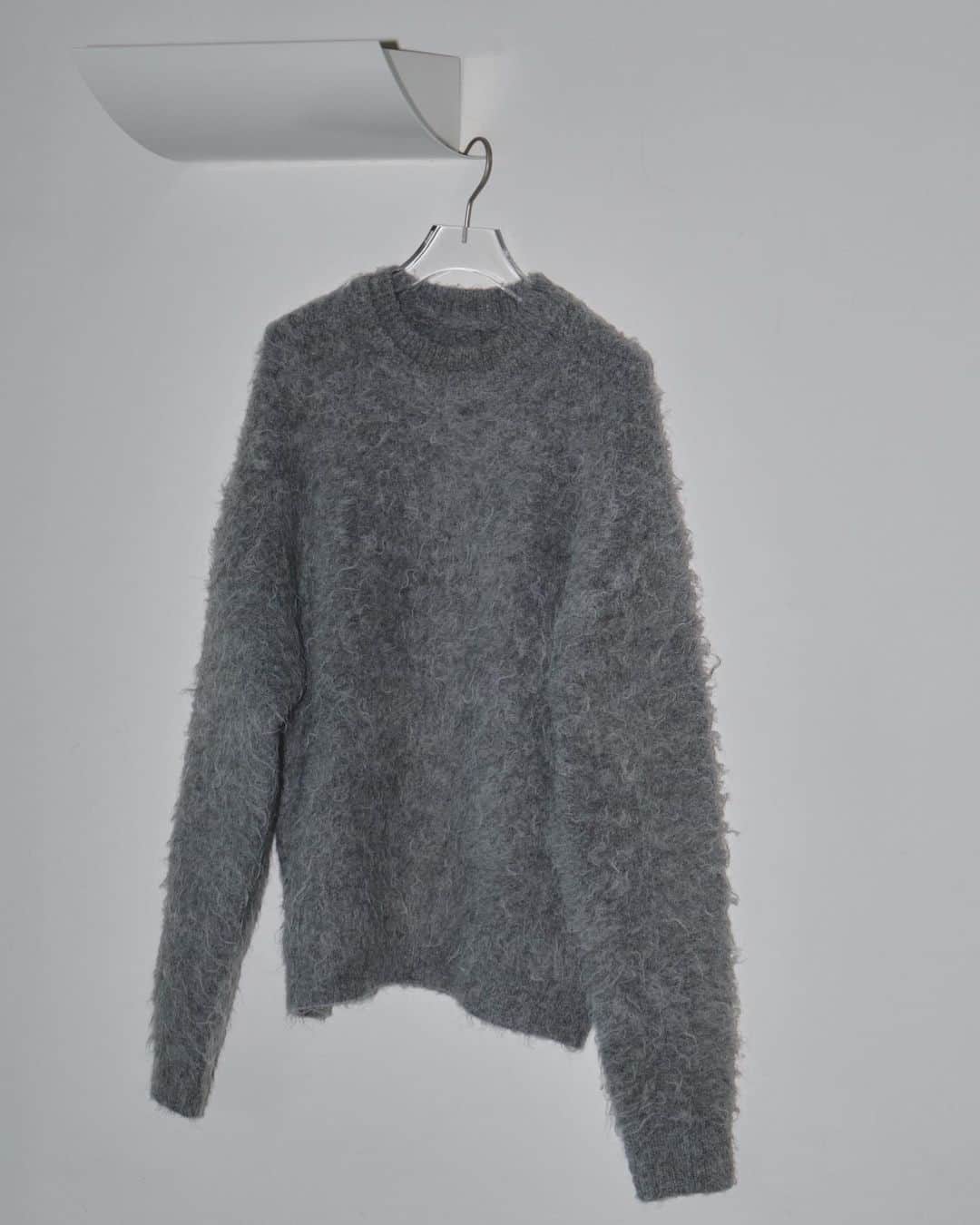 lifes_officialのインスタグラム：「Gray Color / Brashed Knit Series.  同じ糸で編み上げた、カーディガン/クルーネックニット/ボリュームストールが登場。ほどよく肉厚で、起毛加工をほどこした編み地が特徴です。包みこむような着心地がシーズンムードたっぷりなアイテム。  11.17（ fri ）in stock ✔︎ Brashed Crewneck Knit  22.000 ✔︎ Brashed Vneck Cardigan 24.200 ✔︎ Brashed Volume Stole  18.150  （ color : cream / gray / brown ）  #lifes #todayful」