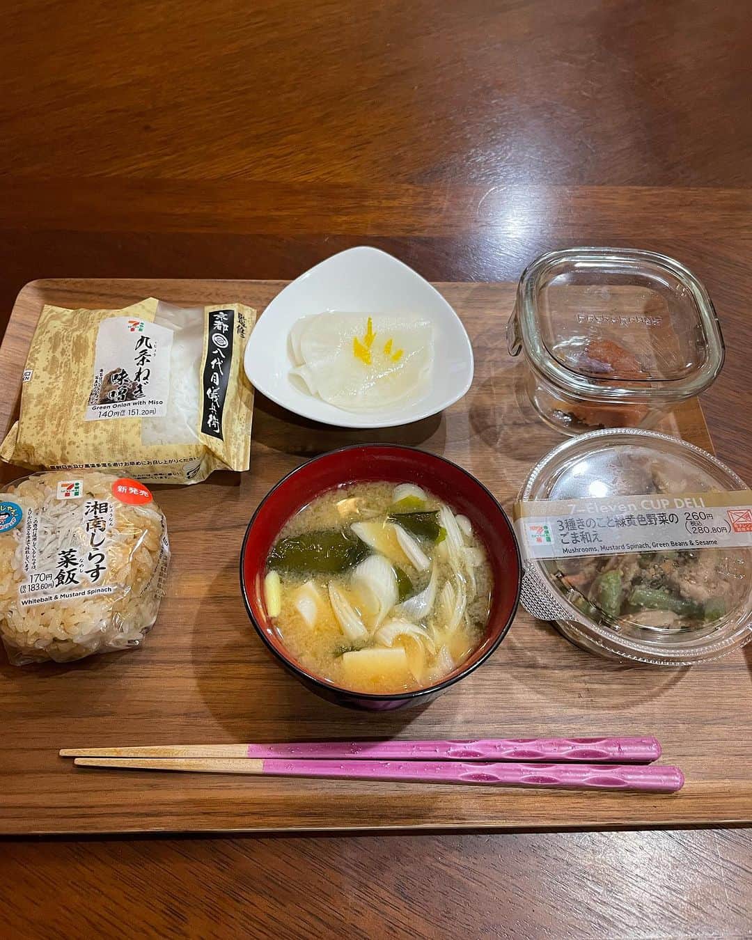 のインスタグラム：「こんにちは^ - ^♪  こちらは冷たい雨が降っています  この季節、なにを着ていたんだっけ？と毎年考えてしまいます  まあ、衣替えもしてないので準備は万端です  わたしは子供のころ、内弁慶で人前で話したり 大声を出すことが苦手でした  なので衛生委員は人前でハンカチ持ってきたか？ 爪切ってきたか？を聞くのがとても難儀でした^ ^  その上、いじめっ子と一緒だったので全てを押しつけられ、木曜日が憂鬱でしかたありませんでした  今じゃこの有り様です^ - ^  15.16日のへんじすこしです＾＾  kiiroikarasu66才誕生日おめでとう♪ まだまだ先は長いよ〜٩(๑❛ᴗ❛๑)۶体調はどうかな？ 健康に気をつけ元気にステキな一年にしてね♪  kaorino_誕生日おめでとう♪息子からお箸のプレゼント^ - ^お揃いだね♪食欲湧いちゃうよ^ ^ 健康に気をつけて元気にステキな一年になりますように♪  tori201603  51才誕生日おめでとう♪あっという間に時は過ぎるよね^ - ^まつ毛！最近のマッパは良いらしいから一度チャレンジしてみたらどうかな？ 軟膏も塗ってくれるし…でも不安なら繊維多めのマスカラがいいかも^ - ^健康に気をつけ良い一年にしてね♪  tommys♪よかったね♪イングリッシュベアーだね お揃いだ♡  めぐみ♡えいと！血管年齢二十歳！すばらしい♪  kanochan！婦人科手術がんばれたかな… 無事に終わり、はやく回復すること祈ってるよ！  週末ミートソース、トマト缶もケチャップも入れるよ^ - ^隠し味は八丁味噌♪sandy！  たこパ楽しかった^ - ^？るり子♪  ちくせん♪  体育館はなんであんなに寒いのかね？温かくして行ってきてね！娘14才♡mu.414319♪  いちじくケーキ美味しかったかな^ - ^nao.s25.tomo♪ステキな一年にしてね♡  フクミ！お母さん良かったよ…大事にしてね！  野毛の魅力…行ってみるか〜♪shin_♪  一昨日の部屋着はパジャマ^ - ^ジェラートピケだよ sh_ripo！  ゴミ出し担当、夫だったはずがいつの間にかわたし… もう一度シフトの見直ししましょう、くまちゃん♪  いがちゃん♪higachan♪  イカフライ揚げてて爆発！顔大丈夫？！ おいしくいただけてよかった…^^;ユカ！  gumi_うんうん、ほどほどにがんばろうね^ - ^  あなたは必要不可欠な人間です^ - ^moyuhi！  朝の3時まで飲んだ…体調は大丈夫？！飲み過ぎ注意だよ！kathueshiozaki！  シロにクリスマスプレゼント…欲しいものって なかなか見つからないよね^^;あまりお金も使わせたくないし…大判のストールとかは？？聖！  actifif〜♪  富士山のお菓子残念！富士山カレーもあるよ^ - ^ 青いカレー、少し不気味だけど美味しいらしいよ マナ！  モヤモヤでやけ酒…モヤモヤ、愚痴りたい時… モヤモヤって解決という話しではなかったりするから余計にイライラするよね^ - ^ わたしはたいがい家の中で声に出してずっと文句言ってるよ！( ´ ▽ ` )hana！  癒し国…鬼嫁国…地球人はひとり…他はみんな地球外生命体だね♡  横浜のダラ♪今日は自分たちの用事…良かった すこしゆっくりできるといいな…  マサルの掛け布団取り付け成功！良かった良かった すず♪  ゴールドの靴！めっちゃ弾きそう^ - ^ 気をつけてね！淳子姐さん♪  1人外食デビュー…その後パン屋でカフェラテ飲んで…パン忘れ電車を行き来…お疲れさまヽ(；▽；)ノ なまえがサザエさん♪sazae♪  petit_届いてるよ♪  nezu_yy♪良い一日にしようね♪  mii_まるちゃんもねんね♡  earyhu0429♪いつもありがとう！  今日はコンビニメシ  九条ネギ味噌  湘南しらす菜飯  惣菜  味噌汁(豆腐、ワカメ、ネギ)  昨夜からコンビニメシと決めていました  楽ちんです^ - ^  雨降りの花金鼻金です  みんな滑って転んだりしないよう気をつけてな  今日もほどほどにがんばろうね( ´ ▽ ` )ﾉ♡」