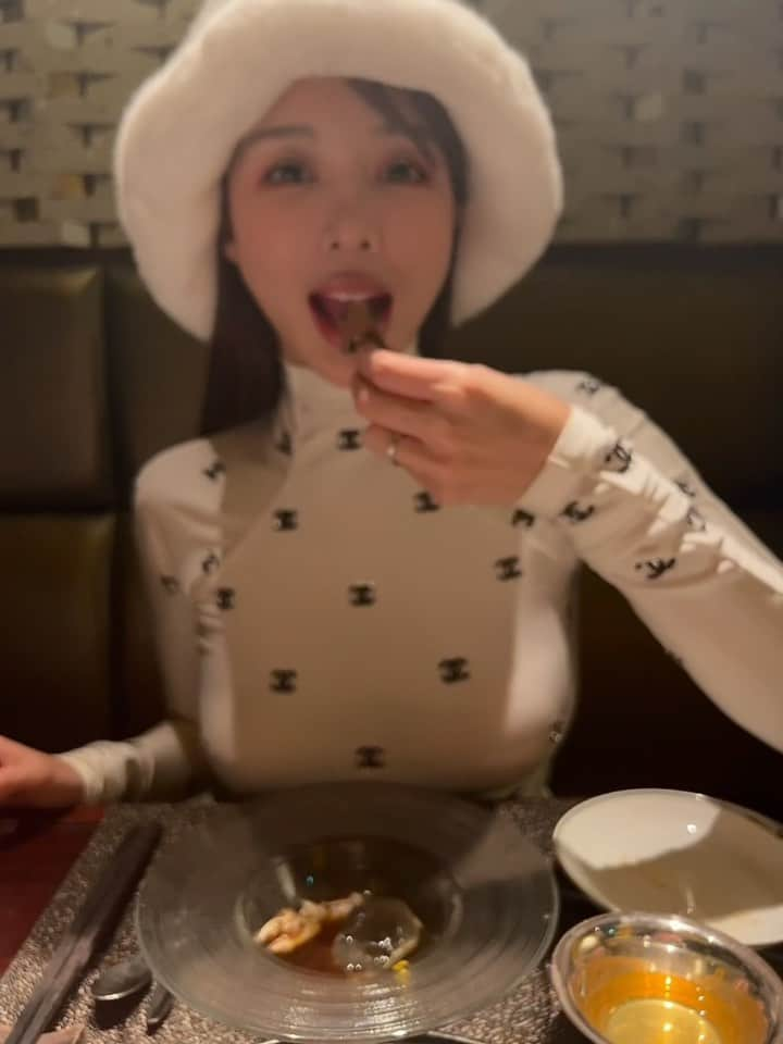 濱野りれのインスタグラム：「今年初の上海蟹🦀 なんだかんだ毎年ここで初蟹を食すことが多い気がする！ "富麗華" Fureika My first Shanghai Crab in this winter Don't forget Peking duck too💋  #fureika #富麗華 #shanghaicrab #pekingduck #上海蟹 #北京ダック  #中国飯店富麗華 #中国飯店」