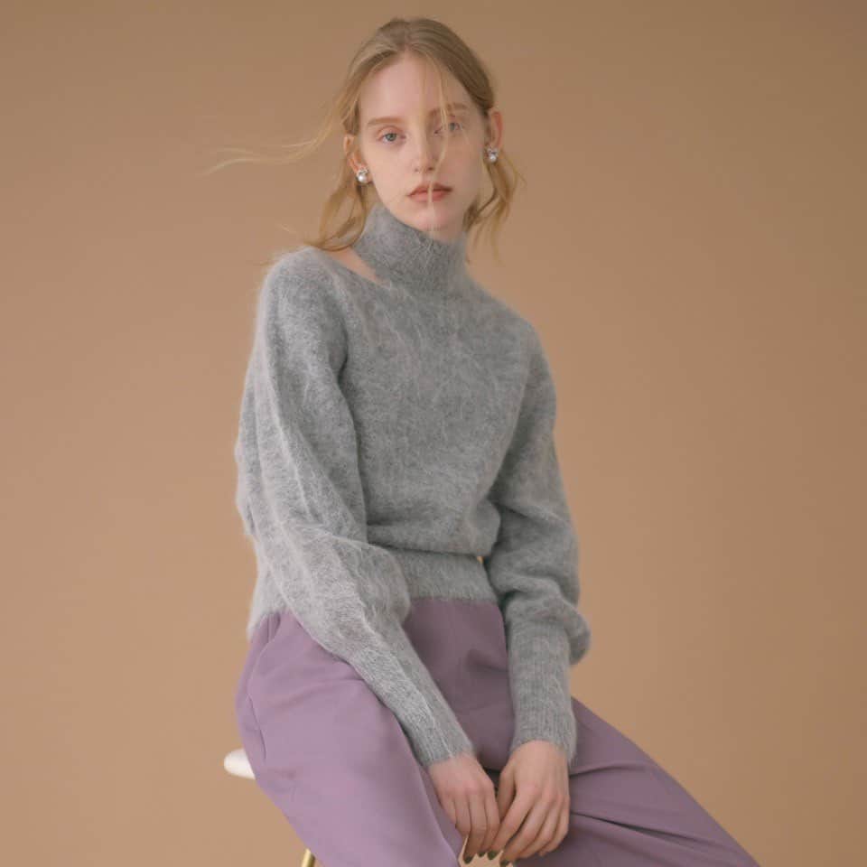 celford_officialのインスタグラム：「【EDIT】 ⁡ 〝Fluffy&Cozy〟 ⁡ アルパカならではの毛足の長いふわふわニットに ちらりと素肌をのぞかせて。 ⁡ さりげない大人の肌みせを楽しめる ワンショルダ―のニットを主役に コーディネート。 ⁡ ハイウエストのワイドパンツを合わせて、 甘すぎない凛としたスタイルに。 ⁡ knit ¥17,600 pants ¥17,600 ◆どちらも発売中 ⁡ オンラインよりチェックを。 ⁡ Height:171cm Size:36 ⁡ ⁡ #CELFORDAW23 #celford #セルフォード」
