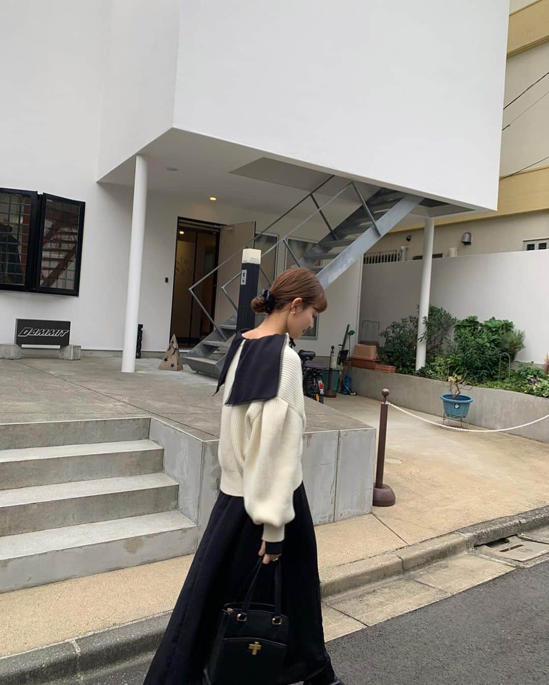 のインスタグラム：「🖤✨　  . ワンピースコーデ。  セーラーワンピースが可愛くて、 カーディガンから襟を出して着たくて😗 (この前の撮影の着方が可愛くて♡)  去年買ったニットカーデを合わせて真似コーデ🖤　  この落ち感と、首元の空き具合も鎖骨が見えて きれいに着れるのが嬉しい🫶 @code_a___.jp 🖤　  CODE Aにはまってから、 渋谷店に行ってお買い物したくらい…🤫  . そして今日は！ CODE Aのお洋服を着て えりか @_wadaerika と20時〜インスタLIVEをするよ♡ ドキドキ…ゆるっとね。みんなもゆるっとね。 時間が合えばぜひ見てね🤍」