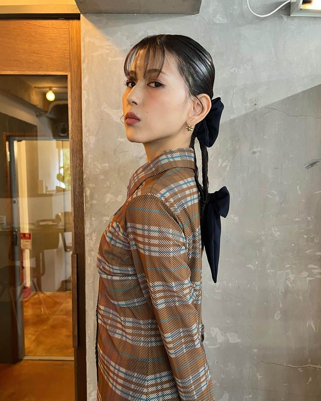 菅沼ゆり（ゆりっぱ）さんのインスタグラム写真 - (菅沼ゆり（ゆりっぱ）Instagram)「お呼ばれヘアアレンジ保存版👌🏻 天才 @haruna_yasumitsu   毛薄なわたしでも こんなアレンジできるなんて....と感動しました;) いつもいつも本当にありがとう🐩💞  シュシュは @helk_official」11月17日 12時19分 - yurippa93