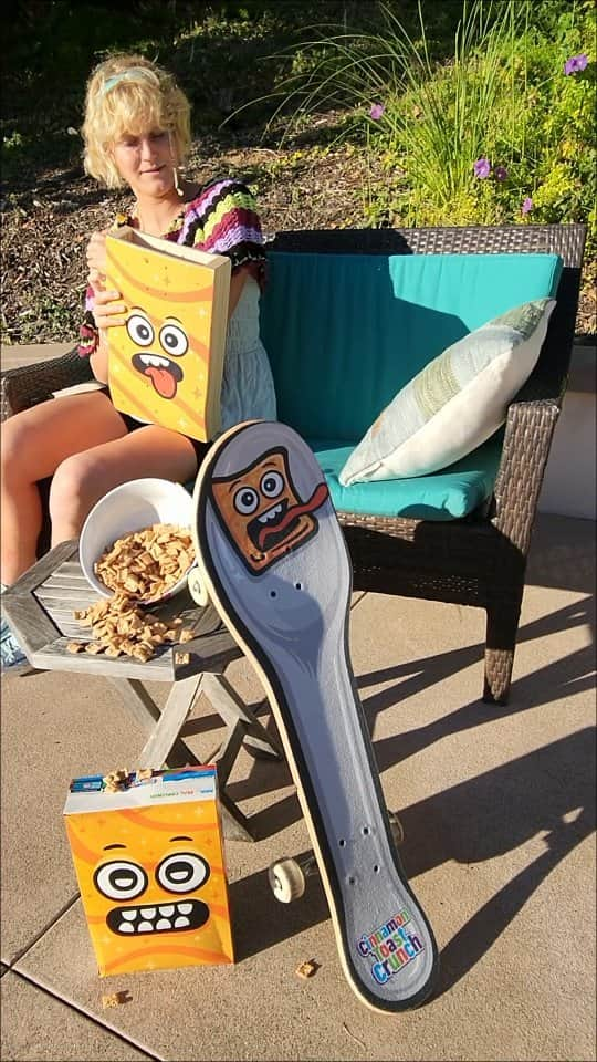 ブライス・ウェットシュタインのインスタグラム：「#ad @cinnamontoastcrunch X @brailleskate  have collaborated on a skateable cereal box (skatebox) & a spoon skateboard as seen here, in this magical dream I had after eating a bowl!🛹💜🎶🪄 ...or was it a dream?... Yes it comes with cereal too😄 Link in bio. #cinnamontoastcrunch #brailleskateboarding #skateboard  *^ "Paid endorsement for Cinnamon Toast Crunch.  Skater in this video is an experienced, professional skateboarder.  Do not try these stunts at home."」