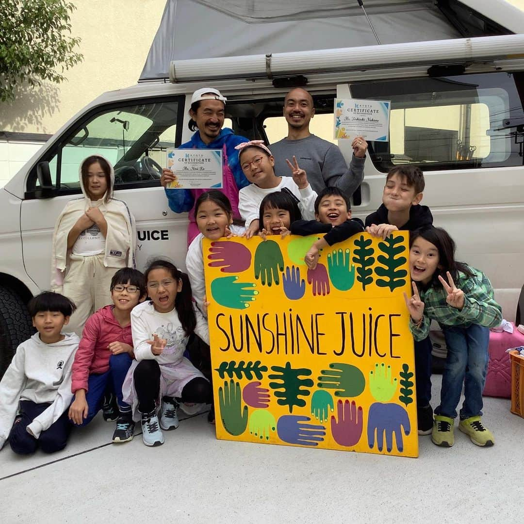 Sunshine Juiceのインスタグラム：「京都インターナショナルスクールにてワークショップをしてきました。  野菜のこと、ジュースのこと、廃油を使って動いて太陽光発電すること。搾りカスで染色をしたり、コンポストを作ること。  そして搾りカスでハガキ作りをしました。  サンシャインジュースがめざす目に見えるわかりやすすぎる循環を4年生のみなさんと体験、子供達みんな一生懸命聞いてくれていたのが印象的でした。  皆様ありがとうございました！  sunshine juice workshop at kyoto international school.   juicing, composting, off the grid waste oil van, juice pulp dye, and recycle juice pulp paper making session.   fun time. thank you everybody who participated. you guys are the future. 🌈  #stayjuicy」