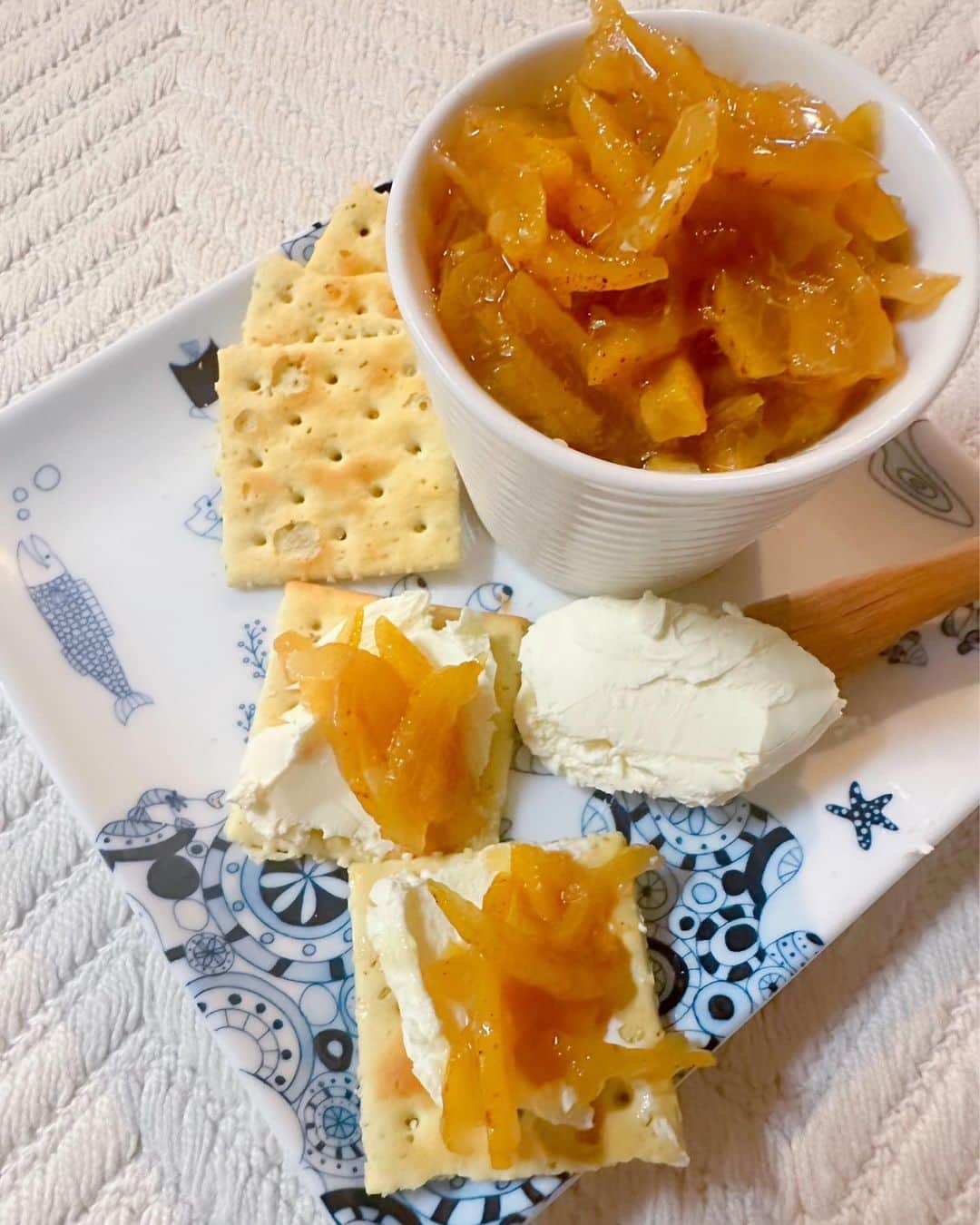 前田文香のインスタグラム：「おはよう☀️  今朝はお休みを頂いてるので、ゆっくり朝食Time✨  あったかい紅茶を入れて、昨日作った柚子ジャムをクラッカー&クリームチーズの上にトッピングして、とまらないです✨クラッカーは、少し塩味がある方が私は好きかなぁ😋✨  柚子狩りで絞った後の皮をたっくさん持って帰り、1回目は①ザクザク太めに切ったもの、2回目は②細めに切ったものと、2回に分けて、大鍋でジャムを作りました🍊✨  甜菜糖ときび糖というのを混ぜて入れたので、色は少し茶色🤎がかっています。  ①は、うどん、カレー、ホワイトシチュー、和風の煮込み料理にトッピングや、一緒に煮込んでみると、爽やかな香りがふわっとしてアクセントになります。  ②は写真のように、クラッカーとチーズに合わせたり、バケットと生ハムの上に乗せたり、少し塩味の効いたものと合わせたおつまみやおやつに合います！　あとは、紅茶に入れるとレモンの代わりに柚子ティーになって美味しいです😍✨」