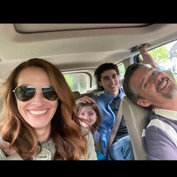 ジュリア・ロバーツのインスタグラム：「The Sanford Family. We just wanted a nice getaway… Leave the World Behind in theaters Nov 22 🌎」