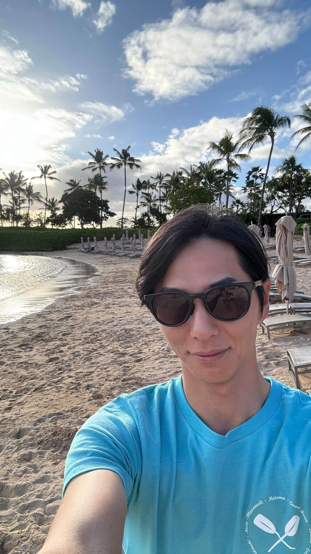 友永真也のインスタグラム：「🤙ハワイのビーチから⛱️  ゴルフ終わりのゆっくりタイム🏝️  おめぐさん向けの近況報告🌟  明日はいよいよAPゴルフ大会決勝戦⛳️  本気で楽しみます😊」