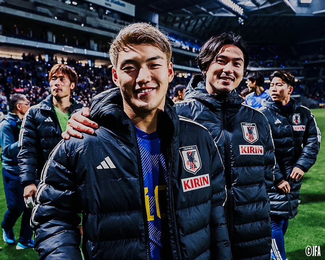 Ｊリーグさんのインスタグラム写真 - (ＪリーグInstagram)「快勝で白星発進👏✨  FIFAワールドカップ2026アジア2次予選 初戦に勝利した日本代表の試合後のオフショットをお届け🇯🇵📸  日本代表は次節、日本時間11月21日にアウェイでシリアと対戦します🔥  #上田綺世 #相馬勇紀 #谷口彰悟 #堂安律 #南野拓実 #毎熊晟矢 #中山雄太 #菅原由勢 #久保建英 #守田英正 #大迫敬介 #前川黛也 #町田浩樹   #サッカー日本代表 #daihyo #日本代表  #Jリーグ #jleague #サッカー #soccer #football #J30」11月17日 12時32分 - jleaguejp