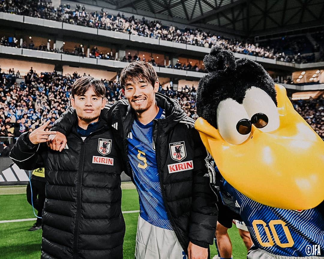 Ｊリーグさんのインスタグラム写真 - (ＪリーグInstagram)「快勝で白星発進👏✨  FIFAワールドカップ2026アジア2次予選 初戦に勝利した日本代表の試合後のオフショットをお届け🇯🇵📸  日本代表は次節、日本時間11月21日にアウェイでシリアと対戦します🔥  #上田綺世 #相馬勇紀 #谷口彰悟 #堂安律 #南野拓実 #毎熊晟矢 #中山雄太 #菅原由勢 #久保建英 #守田英正 #大迫敬介 #前川黛也 #町田浩樹   #サッカー日本代表 #daihyo #日本代表  #Jリーグ #jleague #サッカー #soccer #football #J30」11月17日 12時32分 - jleaguejp