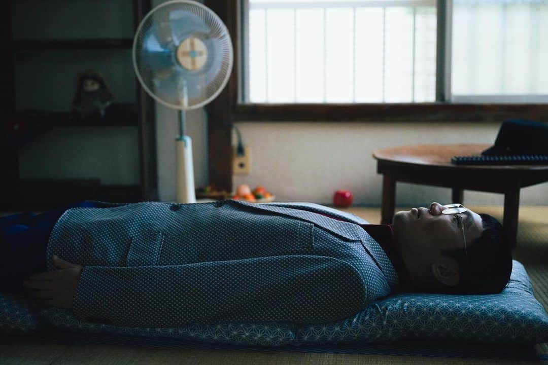 加賀翔（かが屋）のインスタグラム：「加賀と刺身のじゆうな写真 第三弾は男性ブランコの平井さん。特に気に入っている写真がたくさんあるのでぜひ見て欲しいです。シネマティック！という声が飛び交った。平井さんはシネマティック。」