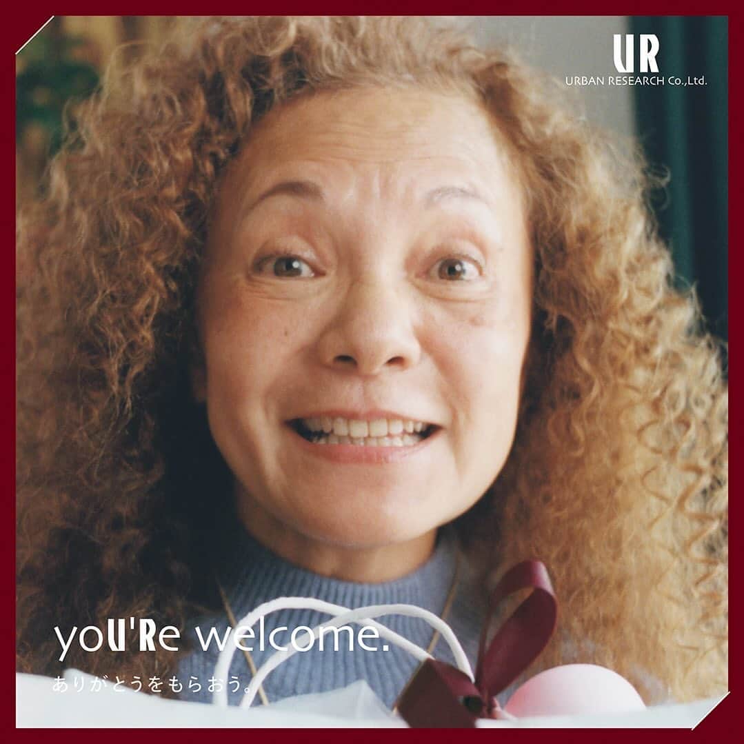 のインスタグラム：「yoU’Re welcome ありがとうをもらおう🌲🎁  URBAN RESEARCHでは、心温まるホリデーキャンペーンスペシャルコンテンツを公開しております。 本来は贈る人しか見られない、贈られた人の表情を切り取り、「自分も大切な人にプレゼントを贈ろう」「身近な大切な人が喜ぶ顔を、自然と思い浮かべてしまう」そんなサプライズで撮影されたムービーや写真と共にホリデーシーズンを盛り上げます。  今年のギフトは「URBAN RESEARCHで」 皆様の素敵なホリデーをお手伝いさせて頂きます🎁  ❄ラッピング・ギフトBOX 無料 アーバンリサーチグループの各店舗では、ホリデーキャンペーン期間中ラッピング・ギフトBOXを無料で承ります。  実施期間：11月17日 (金) 〜 12月25日 (月)  #ur_welcome  #ありがとうをもらおう #holiday #ギフト#urbanresearch」