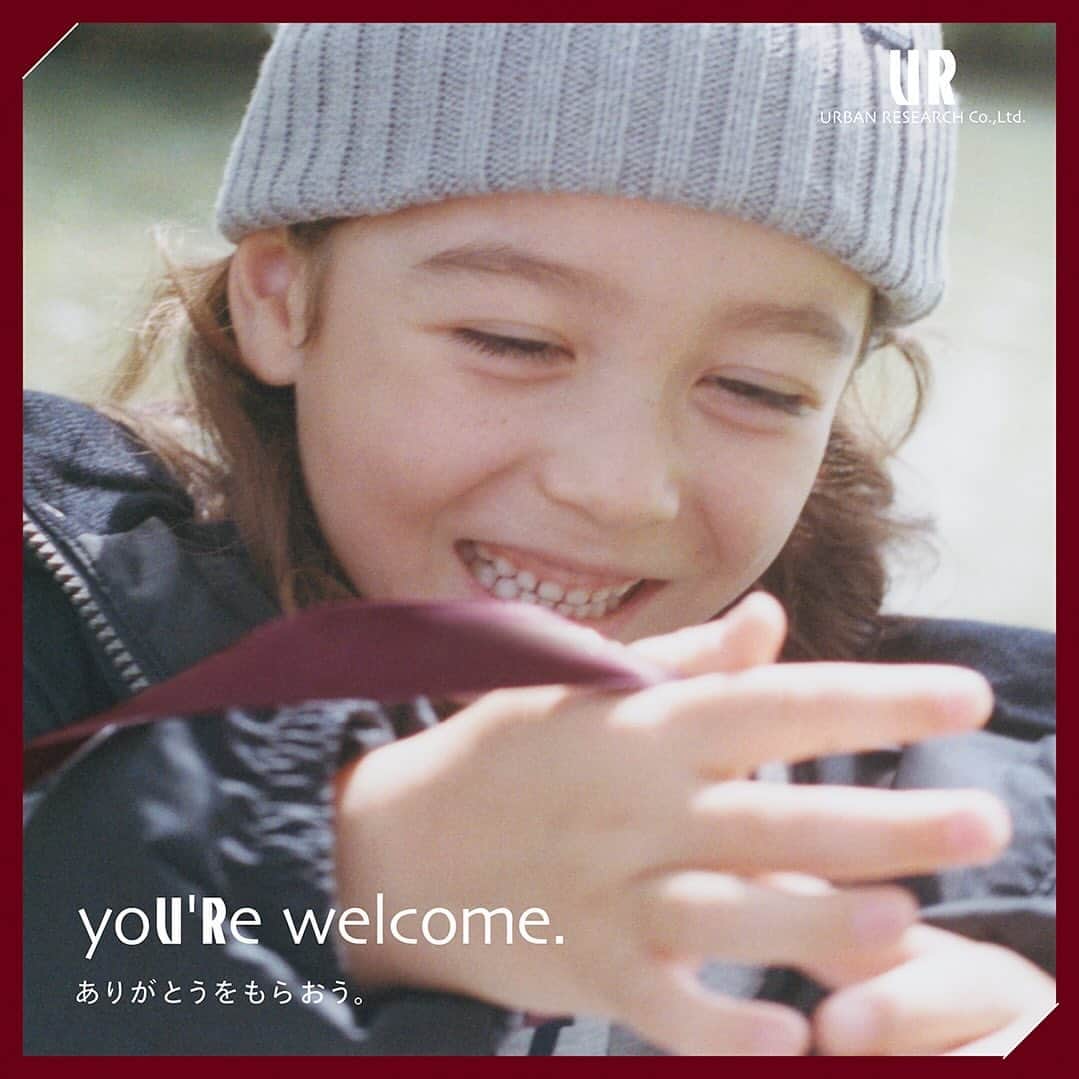 のインスタグラム：「yoU’Re welcome ありがとうをもらおう🌲🎁  URBAN RESEARCHでは、心温まるホリデーキャンペーンスペシャルコンテンツを公開しております。 本来は贈る人しか見られない、贈られた人の表情を切り取り、「自分も大切な人にプレゼントを贈ろう」「身近な大切な人が喜ぶ顔を、自然と思い浮かべてしまう」そんなサプライズで撮影されたムービーや写真と共にホリデーシーズンを盛り上げます。  今年のギフトは「URBAN RESEARCHで」 皆様の素敵なホリデーをお手伝いさせて頂きます🎁  ❄ラッピング・ギフトBOX 無料 アーバンリサーチグループの各店舗では、ホリデーキャンペーン期間中ラッピング・ギフトBOXを無料で承ります。  実施期間：11月17日 (金) 〜 12月25日 (月)  #ur_welcome  #ありがとうをもらおう #holiday #ギフト#urbanresearch」