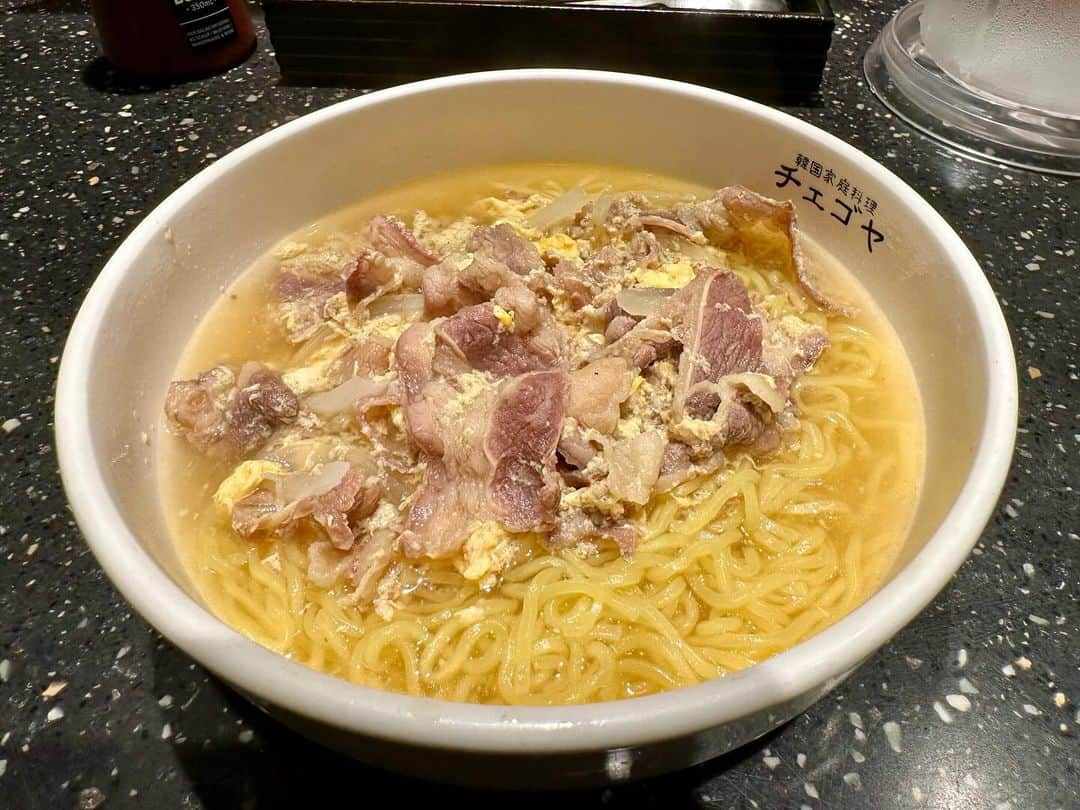 まえちゃんねるさんのインスタグラム写真 - (まえちゃんねるInstagram)「今日のランチは、カルビタンラーメン🍜クッパに麺をいれた感じで大変美味しい✨途中からテーブルに置いてあったコチュジャンで味変、これがまた美味い😋  #ランチ #今日のランチ #カルビタン #ラーメン #クッパ #コチュジャン #前回と全く同じ文 #気がついたらあなたは凄い」11月17日 12時41分 - n_skywalker