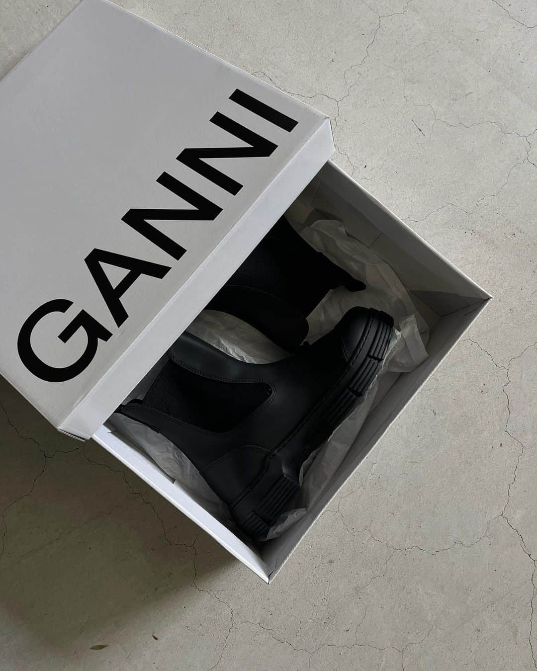 近藤沙良のインスタグラム：「欲しいと思っていて やっと手を出した @ganni 🫶🏿 ロングブーツも欲しいなぁ〜🥷🏻  #ganni #ganniboots」