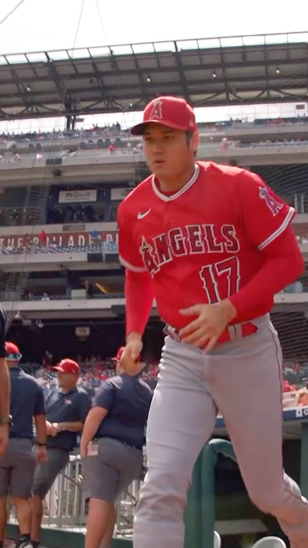 大谷翔平のインスタグラム：「I would like to send my appreciation to all the fans, teammates, coaching staff, everyone involved with the Angels organization,  and all the writers that voted for me.  I’m going to use this award as motivation to keep striding to be the best version of myself.  Looking forward to seeing everything at the baseball field again!  今シーズン応援してくださったファンの皆様、一緒にシーズンを戦ったチームメイト、スタッフ、エンジェルズ球団関係者の皆さん、そして投票してくださった記者の皆様全ての方々に感謝します。  2023年AL MVPを更なる飛躍の励みに来シーズン以降も頑張ります！  またスタジアムで会いましょう！」