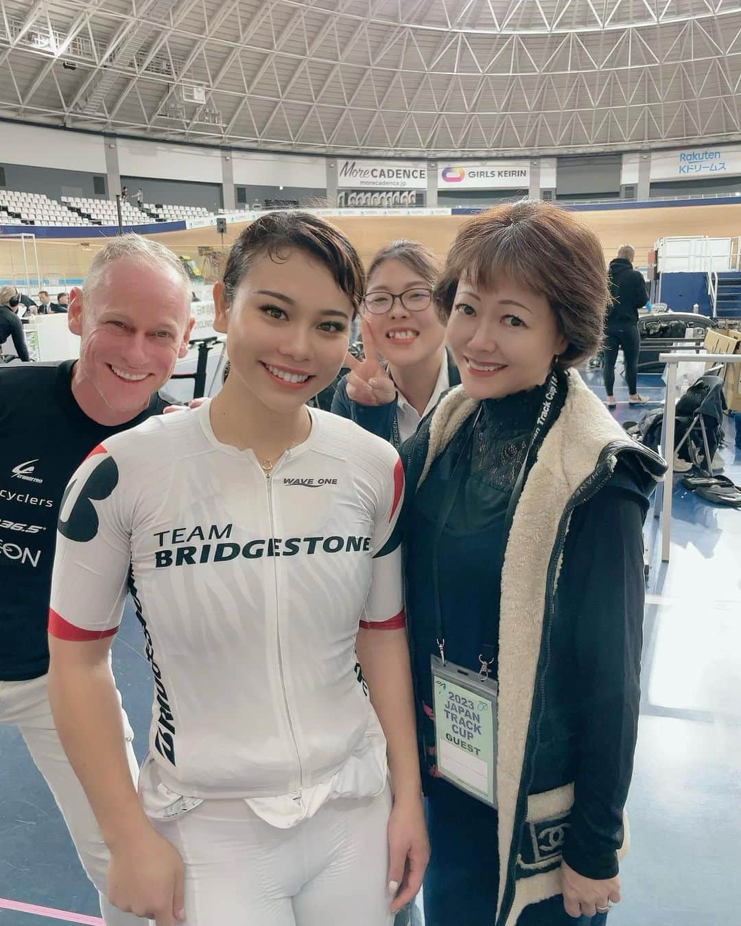 NAOMIさんのインスタグラム写真 - (NAOMIInstagram)「競技前に… 女王ナショナルチームの皆さまと🚴‍♀️  ⭐️太田りゆちゃん ⭐️佐藤水菜ちゃん ⭐️梅川風子ちゃん  ブノア・ディレクター 前田さんもありがとうございました。(前田審判)  "Japanトラック競技レース" 男女ナショナルチーム，頑張っております。  明日18日土曜日まで，全力で応援をよろしくお願い致します♡  🚴‍♀️ 🇯🇵 🚴‍♀️  #皆さまありがとうございました😁 #こんなに楽しいスポーツ競技はない #ナショナルチーム🇯🇵」11月17日 12時51分 - naominakano703