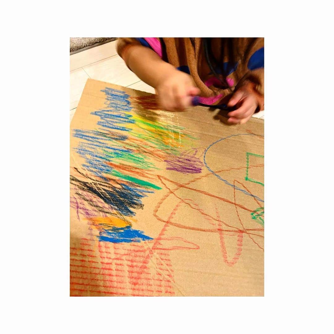 三倉茉奈のインスタグラム：「昨日の夜段ボールに娘とお絵描き。 クレヨンで力強く、大きく描けていて 成長を感じました。 色も沢山使って、「にじ！」と言っていました。素敵な虹が描けたね🌈  今日は天気が悪いですね。 雨の強い地域の皆さん、くれぐれもお気をつけ下さい。  #daughter #drawing  #rainbow  #もうすぐ3歳」