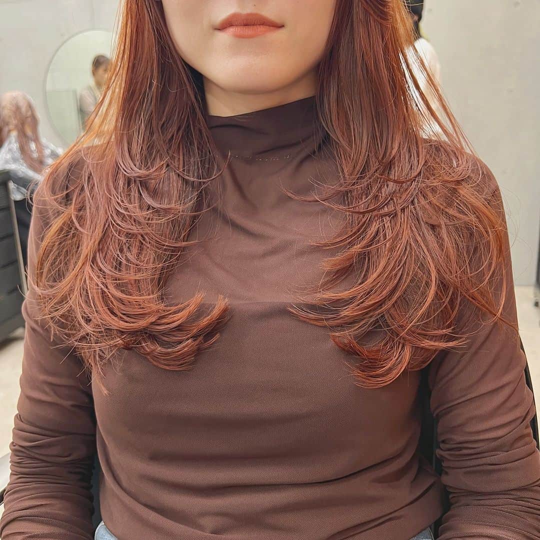 兼井遼のインスタグラム：「オレンジベージュ＊ レイヤーをいれて ワンカールでも動きのあるヘアに✌︎  柔らかくほつれるヘア😌  ツヤのある 暗くても透明のある カラーならお任せください☺️  11月12月のご予約も まだまだお取りできます🙇🏻  ご質問などは コメントにてお問い合わせください！😌  #ケアカラー  #ヘアアレンジ  #ケアダブルカラー  #巻き方  #髪質改善カラー  #イルミナカラー  #ミルクティーベージュ #グレージュ  #ケアブリーチ  #ハイライトカラー  #ハイトーンカラー  #ブリーチ  #ダブルカラー   #インナーカラー  #オリーブアッシュ  #グラデーションカラー  #グレージュカラー  #ツヤトーン  #パーマ  #艶髪  #外国人風  #髪質改善トリートメント  #くびれヘア  #シースルーバング  #髪質改善  #ラベンダーグレージュ  #オリーブグレージュ  #トリートメント  #ヘアアクセサリー　#インナーハイライト」