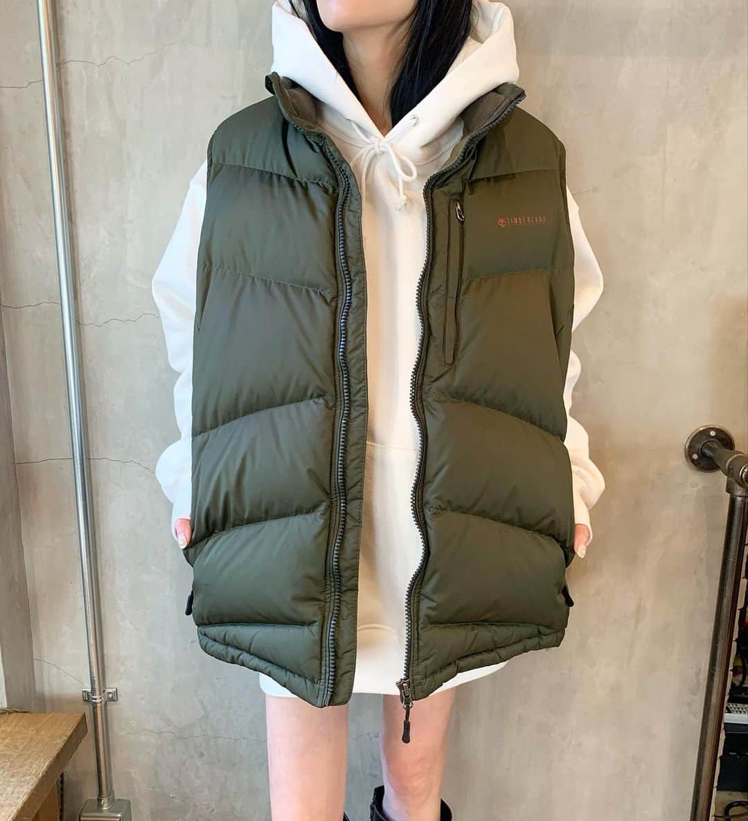 birthdeathのインスタグラム：「New Arrival  00's Timberland down vest  STATELINE - Work Fit Hoodie - White  #birthdeath #vintage」
