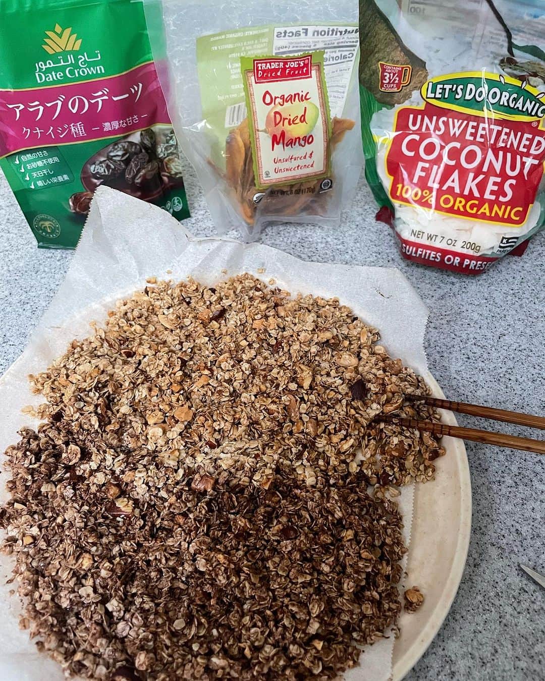 黒田愛美さんのインスタグラム写真 - (黒田愛美Instagram)「【自家製グラノーラ🥣】 美味しくてめちゃ病みつきになります😋😍 ヘルシーなので罪悪感なし✌️  #グルテンフリー #乳フリー #砂糖不使用 #ココナッツオイル使用 #ギルトフリー  材料は #オートミール #ココナッツオイル （この季節は湯煎で溶かして使用） #ローロンガンハニー （普通の蜂蜜でも🆗） #ナッツ （私はローストして砕いて使用） #ドライフルーツ 色々（最後に細かく切って混ぜる） #ココア （お好みで味変用）  混ぜて 160℃のオーブンで 混ぜながら30分焼くだけだよ🥰  #手作りグラノーラ #自家製グラノーラ #常備品 #ヘルシーおやつ #小腹が減ったらシリーズ  #オートミール #オートミールレシピ #グルテンフリー #ヘルシースイーツ #eathealthy  #私達は食べてるものでできている  #栄養療法  #アスリート医師 #アスリート女医 #トライアスリート女医 #分子栄養学認定医 #抗加齢医学会専門医 #アンチエイジング専門医 #美容アンチエイジング専門医 #黒田愛美」11月17日 13時00分 - kurodaaimi