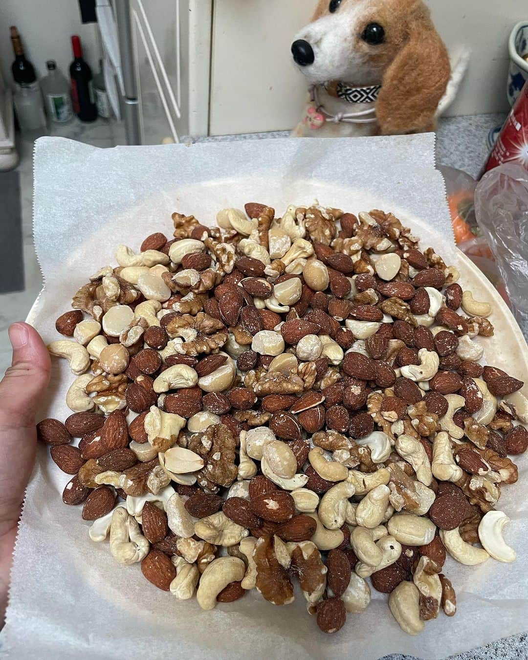 黒田愛美さんのインスタグラム写真 - (黒田愛美Instagram)「【自家製グラノーラ🥣】 美味しくてめちゃ病みつきになります😋😍 ヘルシーなので罪悪感なし✌️  #グルテンフリー #乳フリー #砂糖不使用 #ココナッツオイル使用 #ギルトフリー  材料は #オートミール #ココナッツオイル （この季節は湯煎で溶かして使用） #ローロンガンハニー （普通の蜂蜜でも🆗） #ナッツ （私はローストして砕いて使用） #ドライフルーツ 色々（最後に細かく切って混ぜる） #ココア （お好みで味変用）  混ぜて 160℃のオーブンで 混ぜながら30分焼くだけだよ🥰  #手作りグラノーラ #自家製グラノーラ #常備品 #ヘルシーおやつ #小腹が減ったらシリーズ  #オートミール #オートミールレシピ #グルテンフリー #ヘルシースイーツ #eathealthy  #私達は食べてるものでできている  #栄養療法  #アスリート医師 #アスリート女医 #トライアスリート女医 #分子栄養学認定医 #抗加齢医学会専門医 #アンチエイジング専門医 #美容アンチエイジング専門医 #黒田愛美」11月17日 13時00分 - kurodaaimi