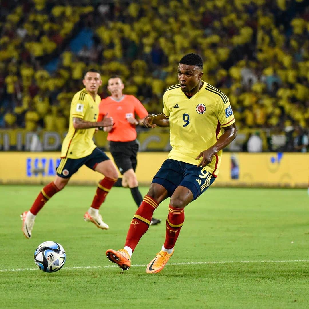 ジョン・コルドバさんのインスタグラム写真 - (ジョン・コルドバInstagram)「Los tiempos De Dios son perfectos!!  Feliz por mi debut y por esta soñada victoria vamosss colombia vamos muchachos @fcfseleccioncol 🇨🇴❤️🙏🏾💪🏾」11月17日 13時00分 - jhoncordoba9