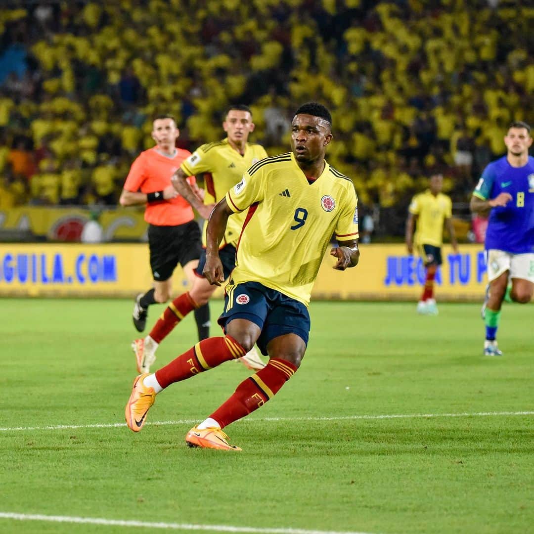 ジョン・コルドバさんのインスタグラム写真 - (ジョン・コルドバInstagram)「Los tiempos De Dios son perfectos!!  Feliz por mi debut y por esta soñada victoria vamosss colombia vamos muchachos @fcfseleccioncol 🇨🇴❤️🙏🏾💪🏾」11月17日 13時00分 - jhoncordoba9