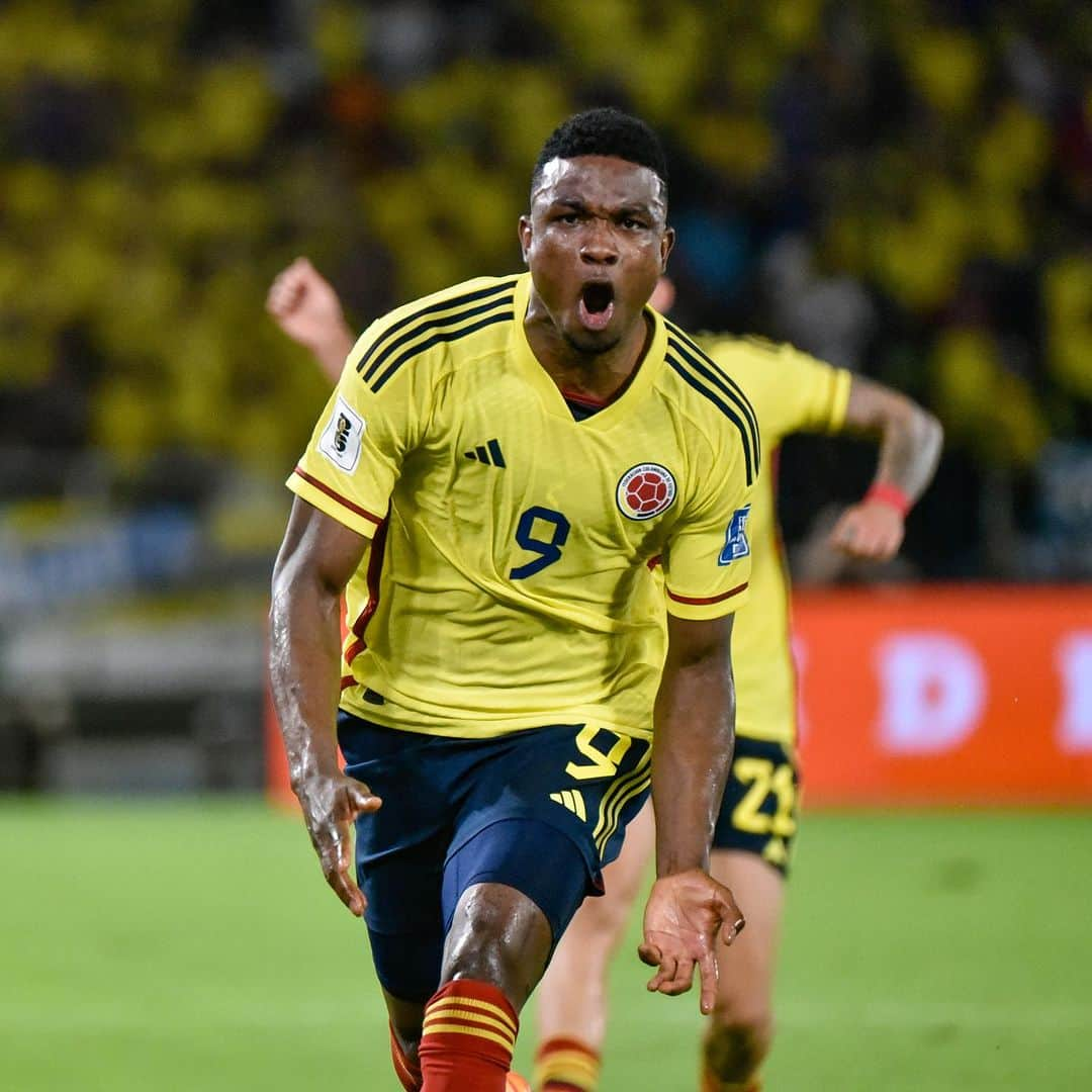 ジョン・コルドバさんのインスタグラム写真 - (ジョン・コルドバInstagram)「Los tiempos De Dios son perfectos!!  Feliz por mi debut y por esta soñada victoria vamosss colombia vamos muchachos @fcfseleccioncol 🇨🇴❤️🙏🏾💪🏾」11月17日 13時00分 - jhoncordoba9