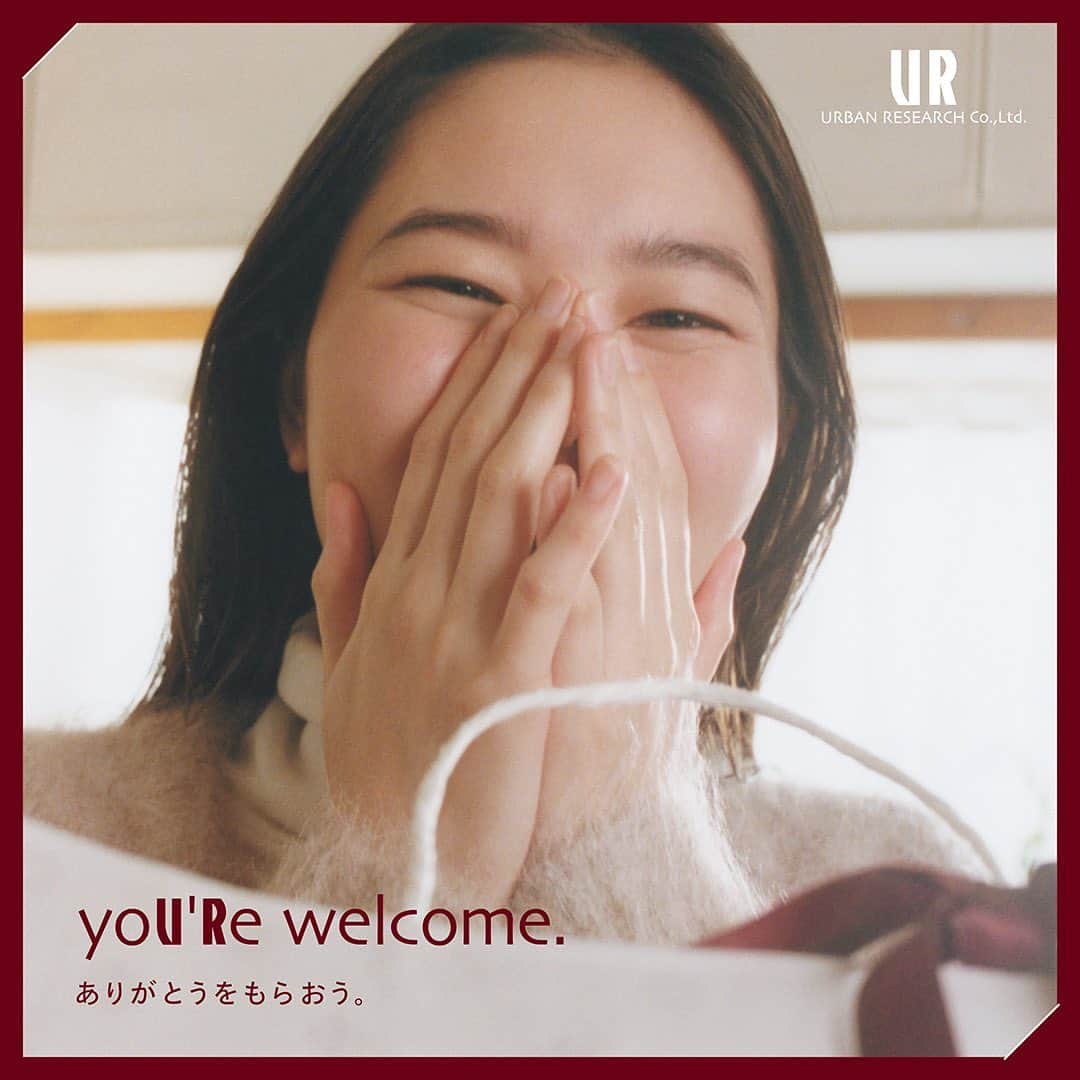 のインスタグラム：「yoU’Re welcome  ありがとうをもらおう  URBAN RESEARCHでは、心温まるホリデーキャンペーンスペシャルコンテンツを公開しております。  本来は贈る人しか見られない、贈られた人の表情を切り取り、「自分も大切な人にプレゼントを贈ろう」「身近な大切な人が喜ぶ顔を、自然と思い浮かべてしまう」そんなサプライズで撮影されたムービーや写真と共にホリデーシーズンを盛り上げます。  今年のギフトは「URBAN RESEARCHで」 皆様の素敵なホリデーをお手伝いさせて頂きます❄️  🎁ラッピング・ギフトBOX 無料 アーバンリサーチグループの各店舗では、ホリデーキャンペーン期間中ラッピング・ギフトBOXを無料で承ります。  実施期間：11月17日 (金) 〜 12月25日 (月)  #ur_welcome  #ありがとうをもらおう #holiday #ギフト#urbanresearch」