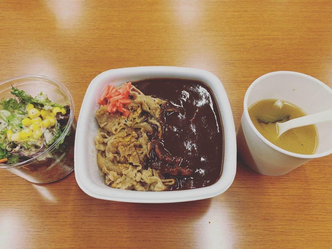 前原誠司さんのインスタグラム写真 - (前原誠司Instagram)「昨日のお昼はカレー会で、吉野家の「肉だく牛黒カレー」をいただきました。ご馳走様でした。（誠）#まえはランチ」11月17日 13時05分 - seiji_maehara.official
