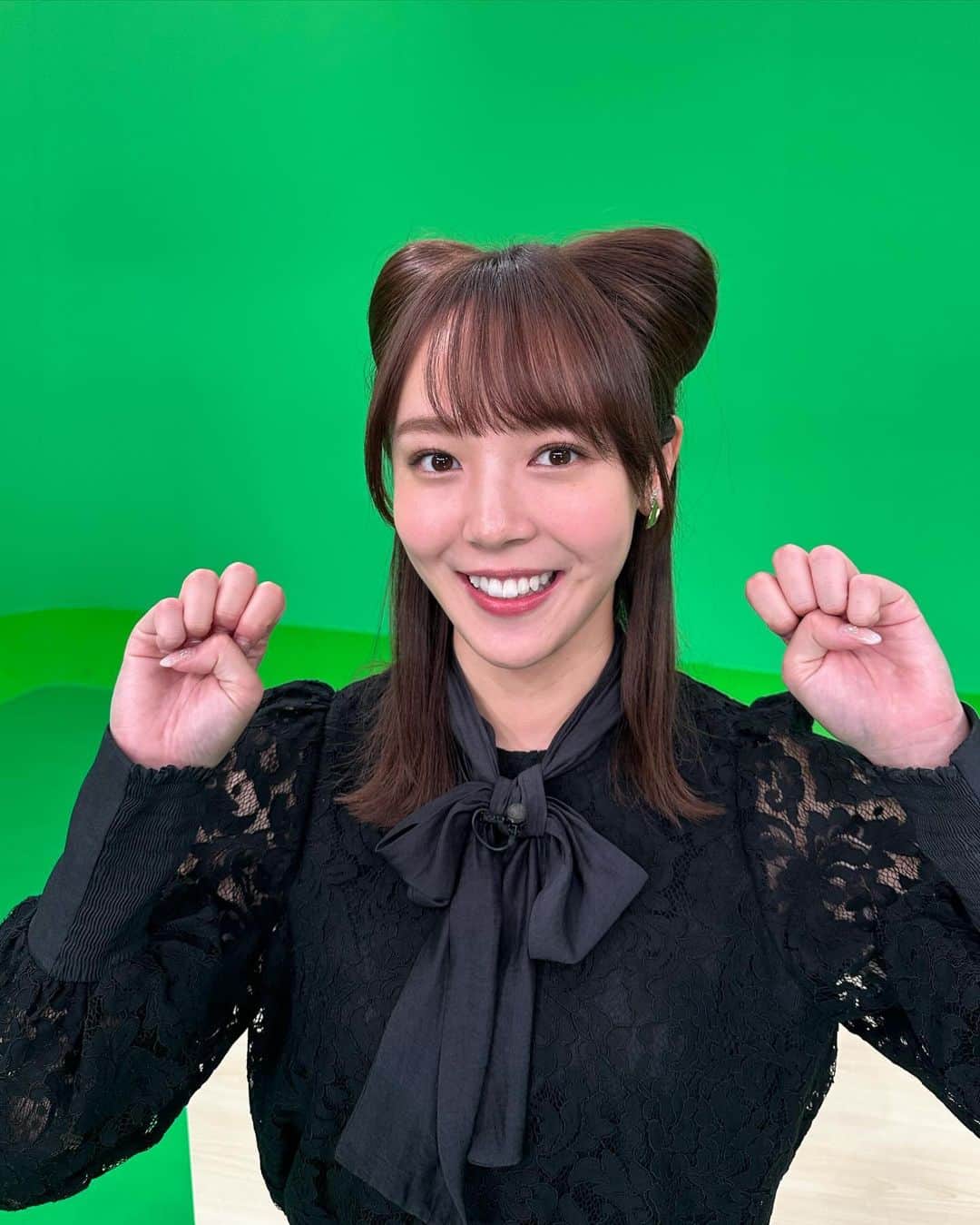 森千晴のインスタグラム：「BS朝日「ネコいぬワイドショー」今日よる10時からです🐱  脚長効果✨なパンツにキラキラのパンプスでした😳  outfit @royalparty_official  accessory @grossejapan  shoes @staccatojapan_official」
