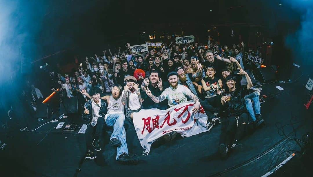 Shun さんのインスタグラム写真 - (Shun Instagram)「-上海 Shanghai- You guys were so awesome. Thank you so much for coming and showing your soul, energy and confidence in our music. I fest LIMITLESS while we’re  together in every moment. We’re gonna be back ASAP!!!   After the show, I caused an accident bumping and cutting my head, bleeding for a bit long time so I went to hospital. Fortunately I didn’t need stitches but I had to vaccinate for Tetanus.  Now I’m fine and taking rest to get ready for Beijing Show on Sunday. I’m okay👌  2度目の中国ツアー初日。 今回は北京の @real_gentlegrape 、オーストラリアの @captivesofficial の3マンで回るパッケージ🤝🏻  底なしのエネルギーを感じた最高の夜だった。 ライブ後に頭をぶつけて切ってしまい、念のために病院へ行きました。縫合はしなくて済んだけど破傷風のワクチン注射を打ったり脳震盪の経過観察などで朝方まで病院〜睡眠不足で今日は上海OFF🥱 中国の人たちの優しさや丁寧さに触れて感動と感謝。国際病院の設備もすごくてびっくりしたし、日本の保険会社の即時対応の手厚さにも驚いた(まじすごい)。  新しい経験もしたし、近々お知らせするポッドキャストでこのエピソードを話してみようかな🎤  他にも俺に聞きたい話題があったらコメントでも良いので書いてね！  何はともあれ俺は元気なので、引き続き中国ツアー楽しみます。 また🇨🇳」11月17日 13時12分 - totalfat.shun