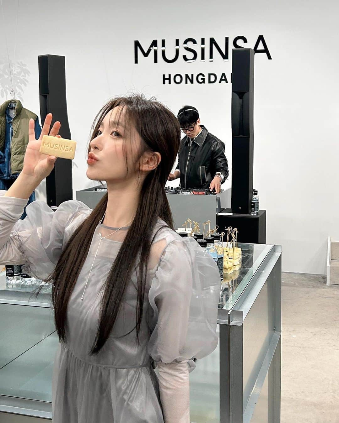 キム・ナヒのインスタグラム：「다들 내 전화 받았지? 무신사 홍대로 헤쳐모였 🕺🏻💌🎈 @musinsa.official」