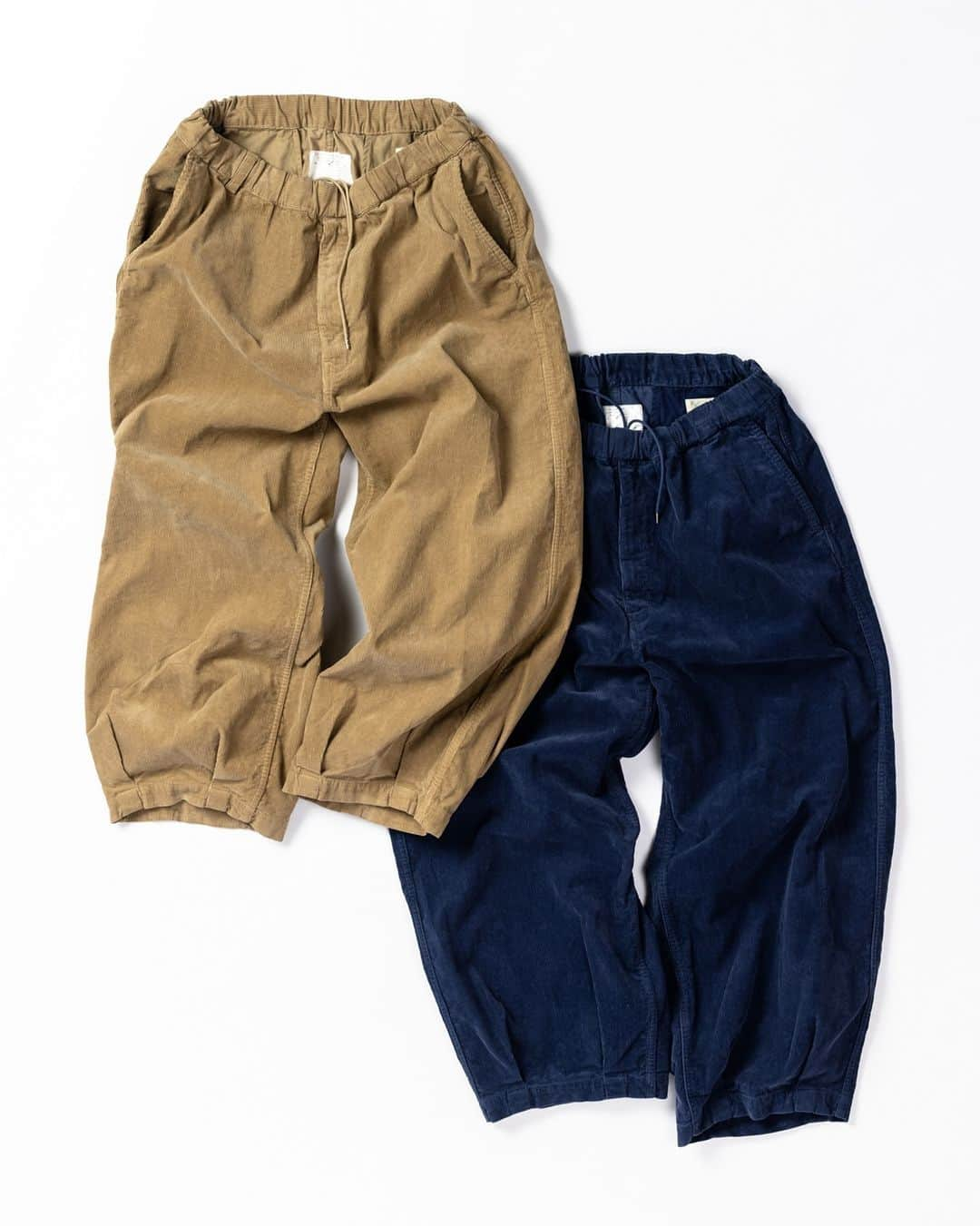 アナクロノームのインスタグラム：「. AN256 HEM TUCK EASY PANTS BEIGE / DARK NAVY」