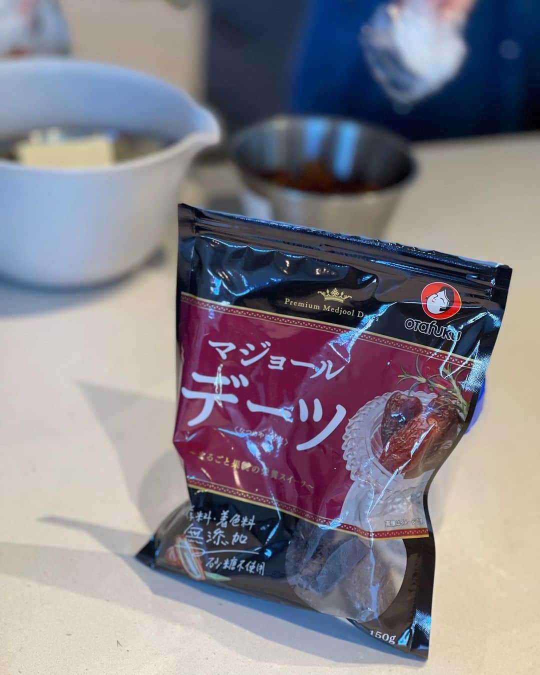 木本泉さんのインスタグラム写真 - (木本泉Instagram)「- @dates.kun のマジョールデーツを使ってバターサンド作り🥣  デーツにも色んな品質があるらしいのですが、その中でもマジョールデーツは栄養価も高く肉厚なのが特徴らしいです！ @otafuku_sauce から発売されていて拘りある加工方法で肉厚でしっとり感あるデーツ。 色んなデーツを食べた事がありますが、こんなに実が大きくてしっとりしているのは初めてかも🫶  サクサクのクッキーに挟んで皆んなでワイワイ作りました！  簡単に作れて冬休みにお子様と一緒にクッキングにも良さそう。 年末にお友達への🎁にも良いですよね！ @tipsmarche_official にレシピも掲載されています。  バタバタな日の朝食に、ヨーグルトにデーツをカットして食べるたげでも、ちゃんと栄養価もあり⭕️  作りながら、、、デーツをつまみ食いもしてましたw 美味しくて🫢  作り終わった後は @mio_omodaka が作ってくれたカツで🥪を作って皆んなでランチ🍴 @otafuku_sauce のソースと合う！週末のお家ご飯にも良いな。と。明日作ろかな🤗  あっ、１２月２日はデーツの日だよ❤️  ありがとうございました！  #オタフクデーツ#デーツ#オタフク#デーツの日#デーツバターサンド」11月17日 13時16分 - izumikimoto