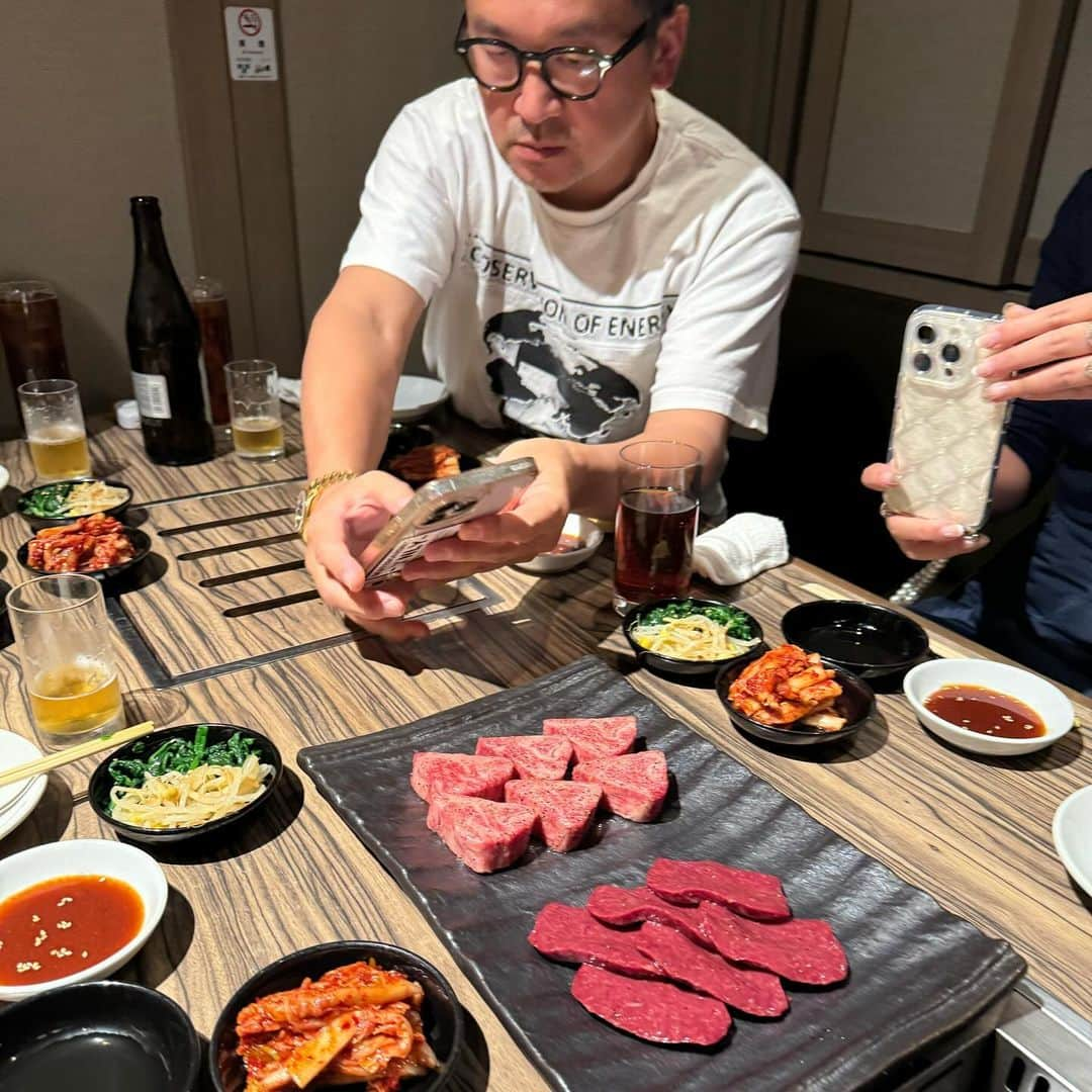 SHUHEI.Kさんのインスタグラム写真 - (SHUHEI.KInstagram)「いつもお世話になっているカメラマン前田さんの焼肉ネットワークで、そのお店の最上級を味わう会。 前田会。 今回は焼肉ジャンボはなれに久しぶりに訪問。  東京カレンダー編集長の日紫喜さん、大蔵ゴルフスタジオ市川代表、仲良しのライターまゆちゃんと、uncraveのクリエイティブディレクターの妙子ちゃんと。 レギュラーチームは声が大きいので個室マスト。  今回も歓声と笑い声で個室の意味無し笑 （なぜかまゆちゃんのメガネをみんなで掛けて写真撮影など）  ひと通りの焼肉コースの後に、フィナーレのヒレカツ→ハンバーグ→肉バターライス混ぜご飯→冷麺でフィニッシュ。  完全な腹パンで幸せの白目。。 年内にもう一回肉まみれになりたいな〜！ ご馳走さまでした！」11月17日 13時16分 - kamishu14