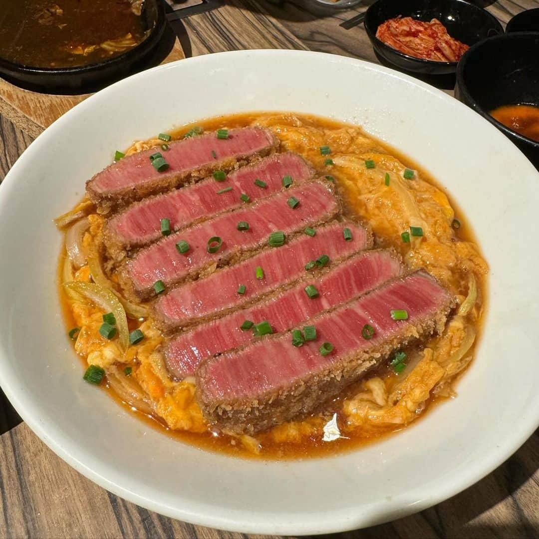 SHUHEI.Kさんのインスタグラム写真 - (SHUHEI.KInstagram)「いつもお世話になっているカメラマン前田さんの焼肉ネットワークで、そのお店の最上級を味わう会。 前田会。 今回は焼肉ジャンボはなれに久しぶりに訪問。  東京カレンダー編集長の日紫喜さん、大蔵ゴルフスタジオ市川代表、仲良しのライターまゆちゃんと、uncraveのクリエイティブディレクターの妙子ちゃんと。 レギュラーチームは声が大きいので個室マスト。  今回も歓声と笑い声で個室の意味無し笑 （なぜかまゆちゃんのメガネをみんなで掛けて写真撮影など）  ひと通りの焼肉コースの後に、フィナーレのヒレカツ→ハンバーグ→肉バターライス混ぜご飯→冷麺でフィニッシュ。  完全な腹パンで幸せの白目。。 年内にもう一回肉まみれになりたいな〜！ ご馳走さまでした！」11月17日 13時16分 - kamishu14